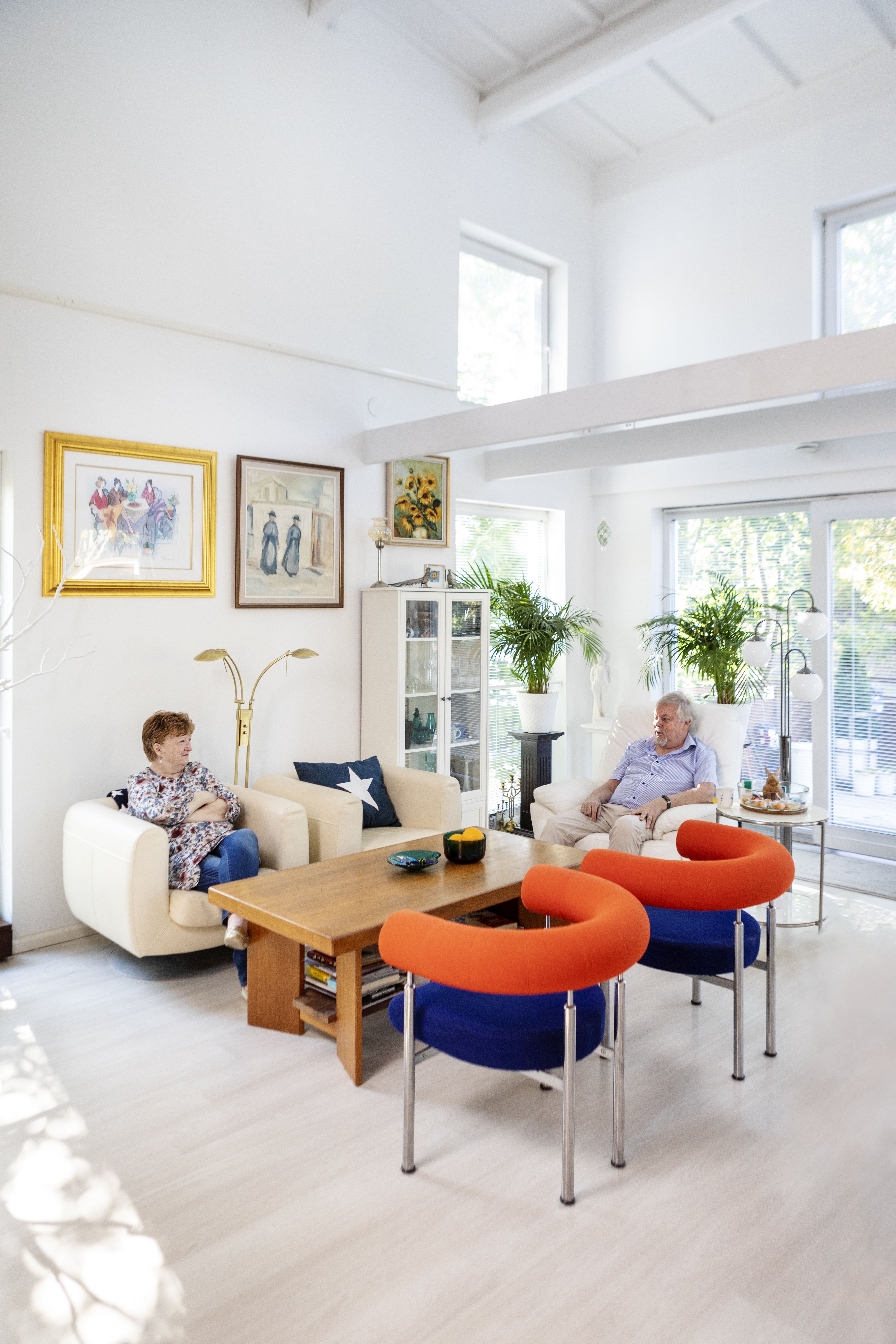 - Huonekorkeus on talossa ehkä parasta, Christina ja Timo miettivät. Vaakapalkit mahdollistavat parven rakentamisen.