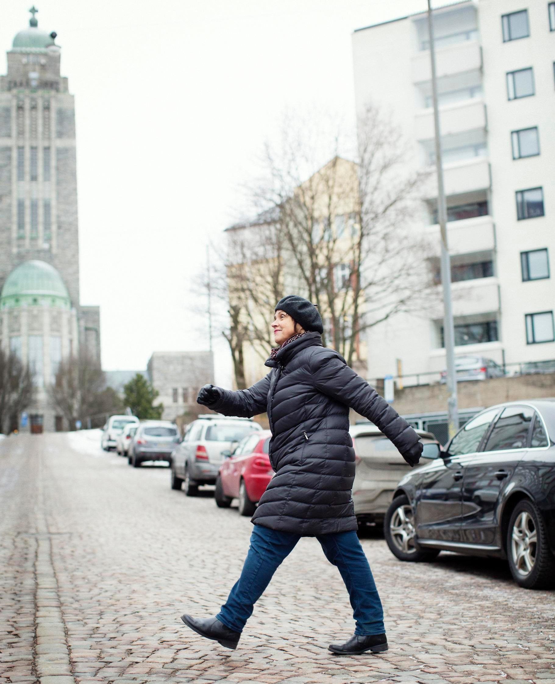 – Kävely tasaa ajatuksia ja tunteita ja panee veren kiertämään, Virpi Hämeen-Anttila sanoo.