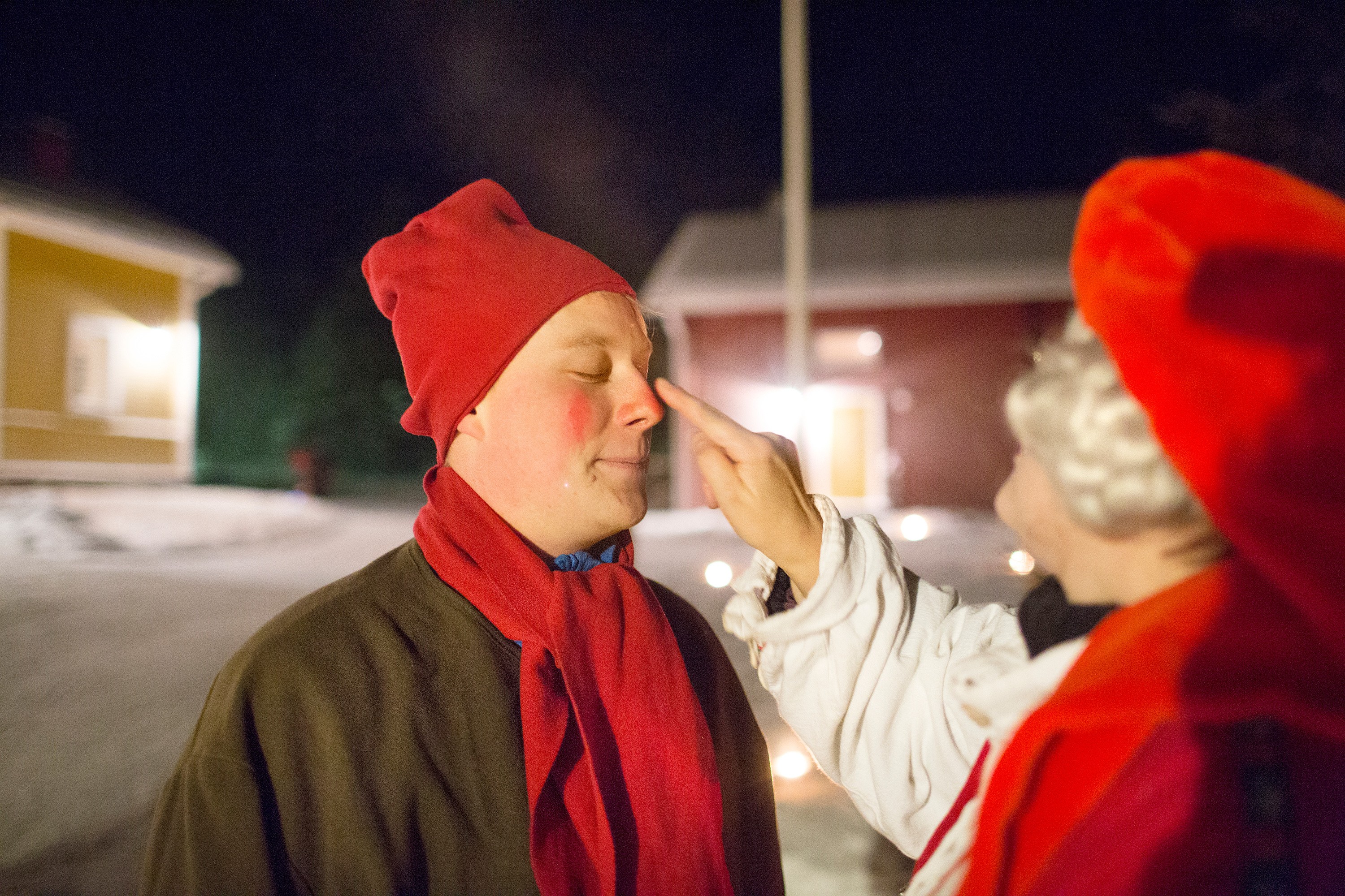 Ilari Sirkka on esimiestonttu. Muori lisää punaa nenään, vaikka sitä tulee ulkohommissa luonnostaankin.