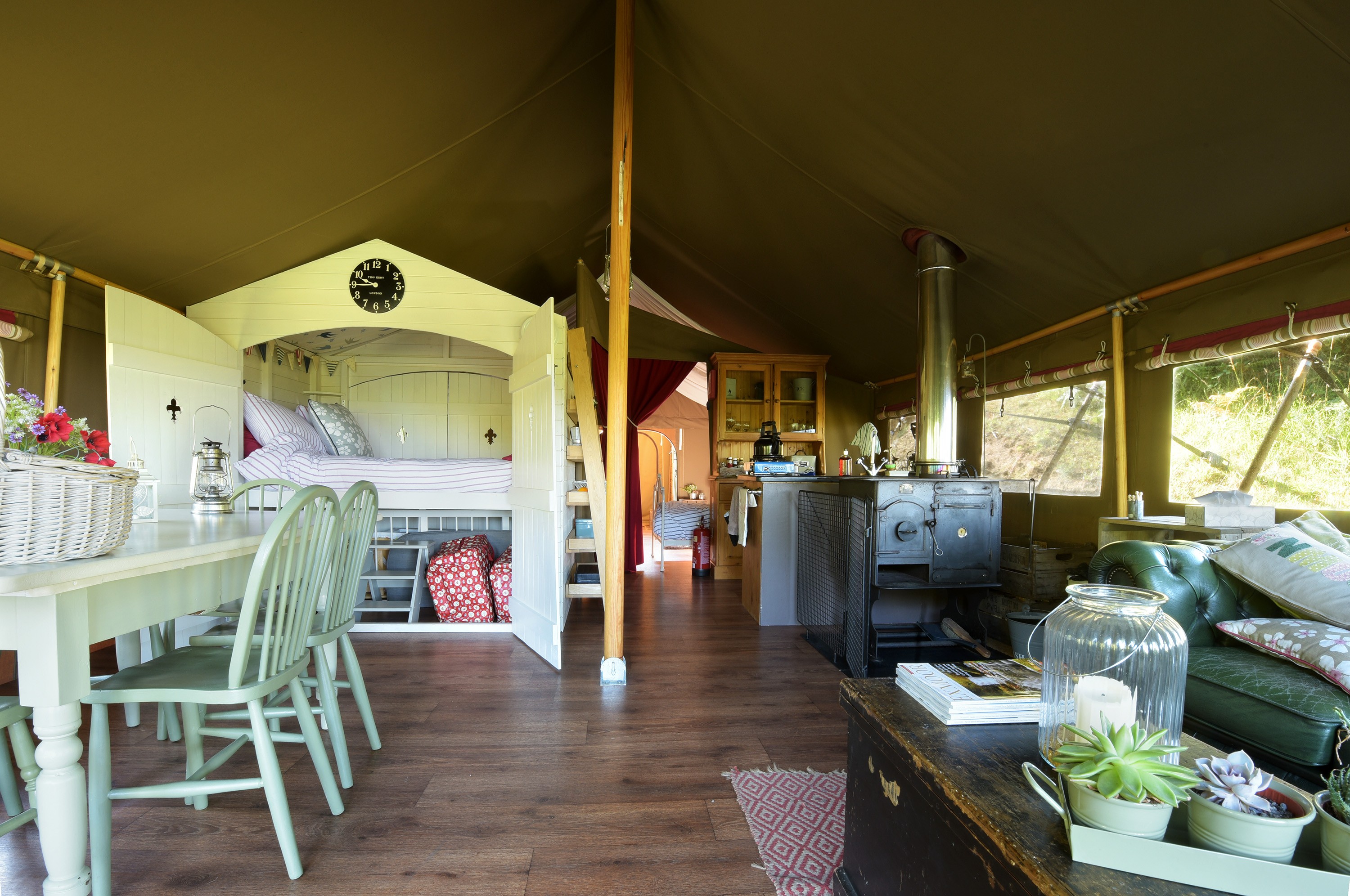 Luksusteltta lämpiää kamiinan avulla.