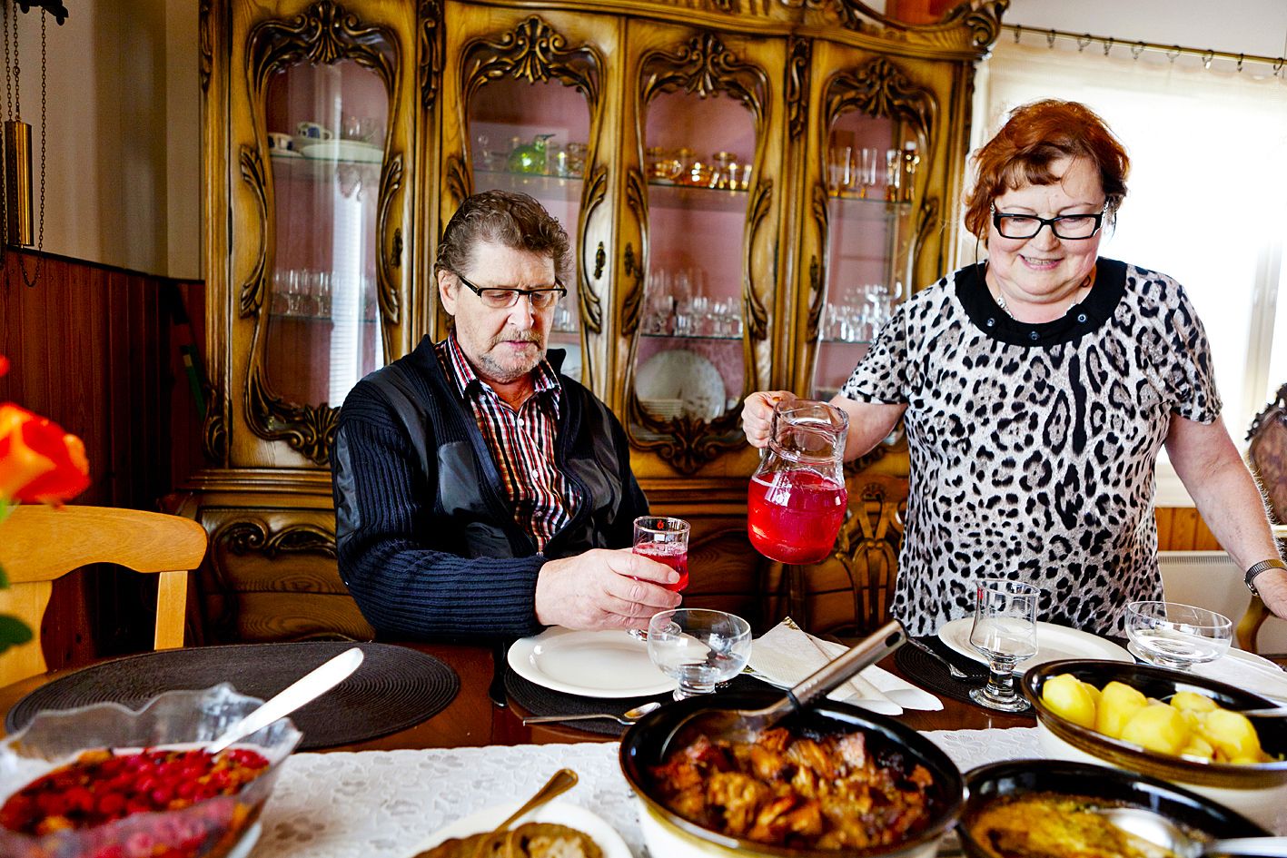 Sosionomiksi kouluttautunut Lea on töissä kodin ulkopuolella, mutta hänen roolinsa perhekodin pyörityksessä on merkittävä.