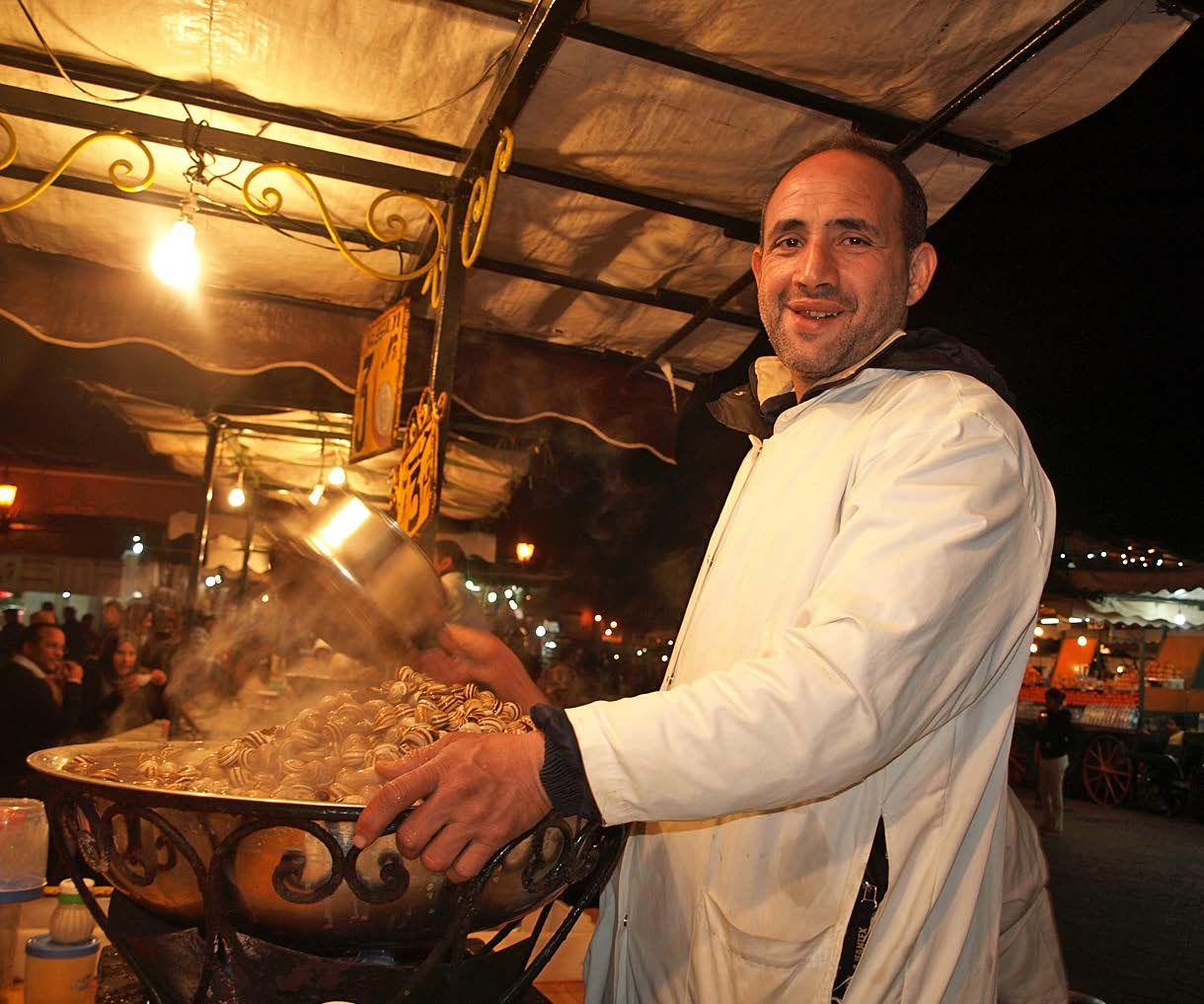 Lautanen höyryäviä etanoita Jemaa El Fna -torilta maksaa alle euron.