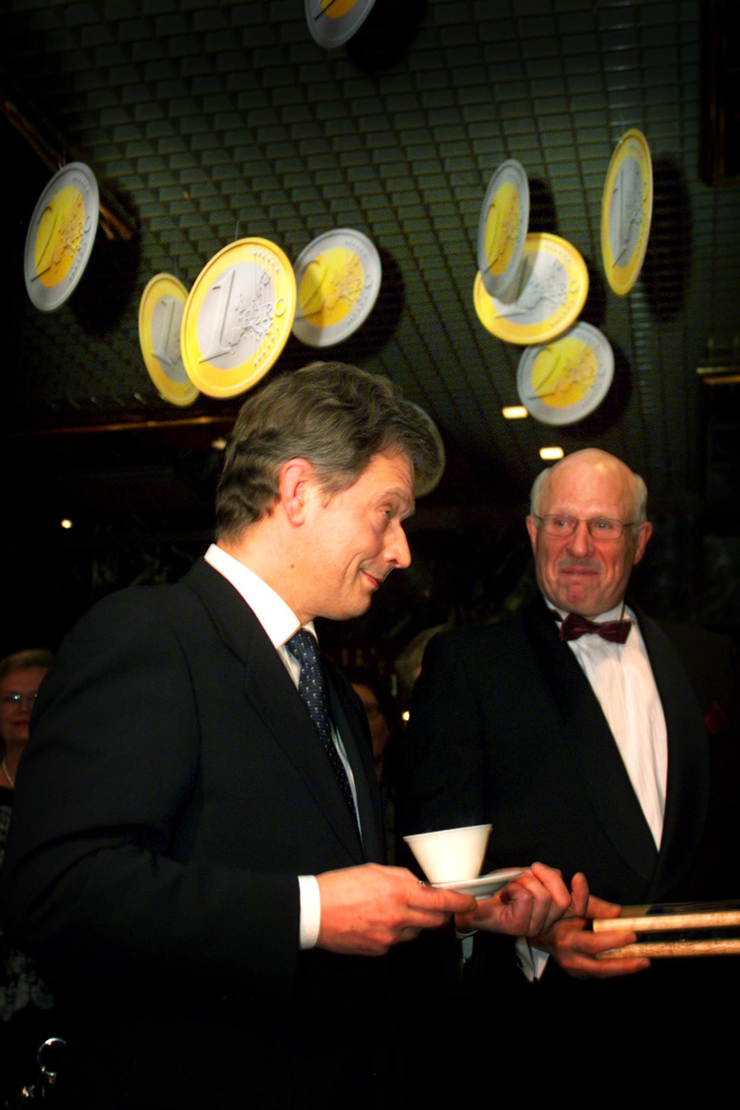 Sauli Niinistö ja mahdollisesti ensimmäinen eurokolikoilla ostettu kahvi. 