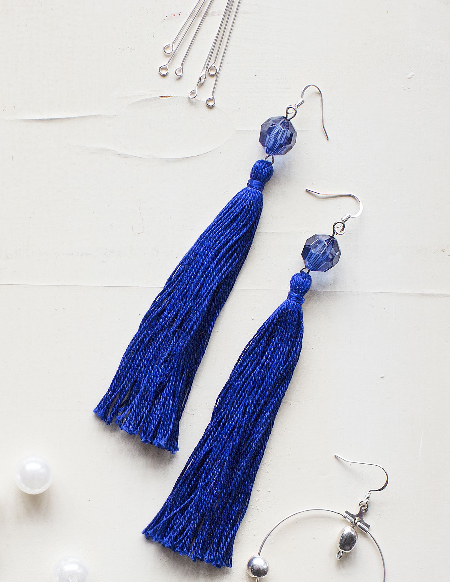 Vinkki! Valitse hapsujen pituus mielesi mukaan. Helmet ja lanka voivat olla eri väriä.