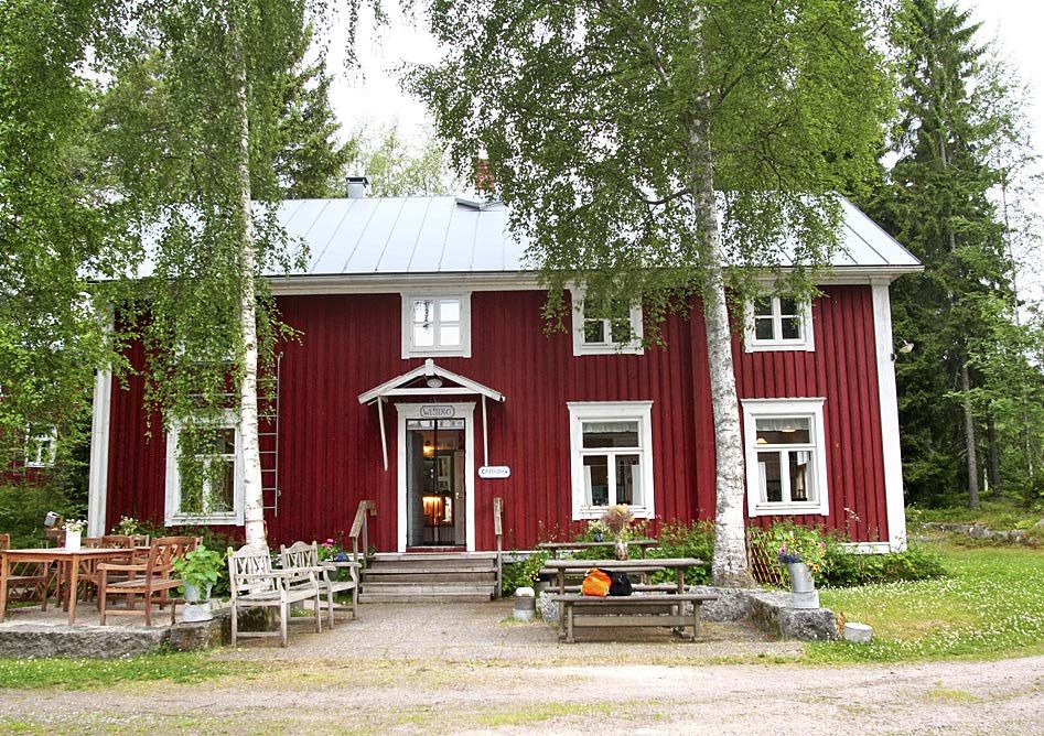 Saaristotila Varppi sijaitsee Väesterön saarella. Tilalla yövytään hirsitalossa.