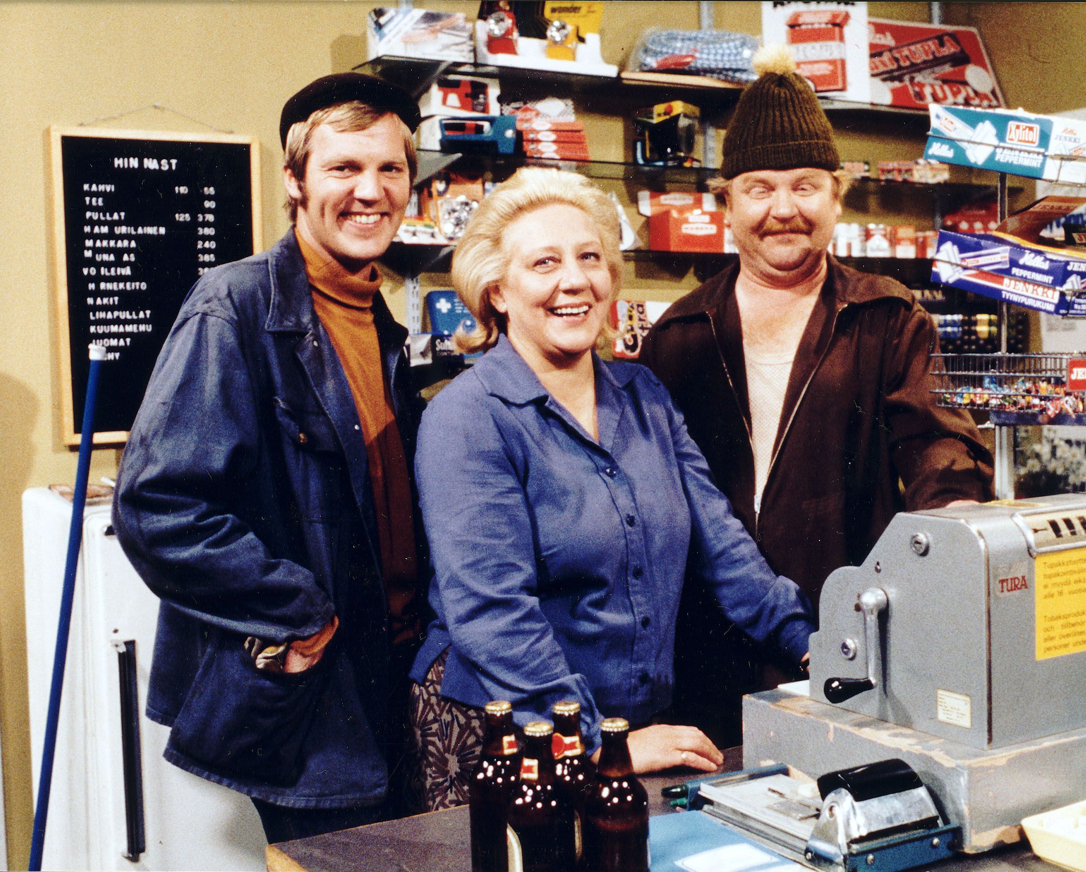 Sulon helpon&nbsp;pipon&nbsp;neuloo vaikka iltapuhteella tv:n ääressä. Tankki täyteen oli suosittu TV-sarja vuodelta 1978. Pääosissa olivat Vilenit: Juhana eli Ilmari Saarelainen, Emmi eli Sylvi Salonen ja Sulo eli Tauno Karvonen.