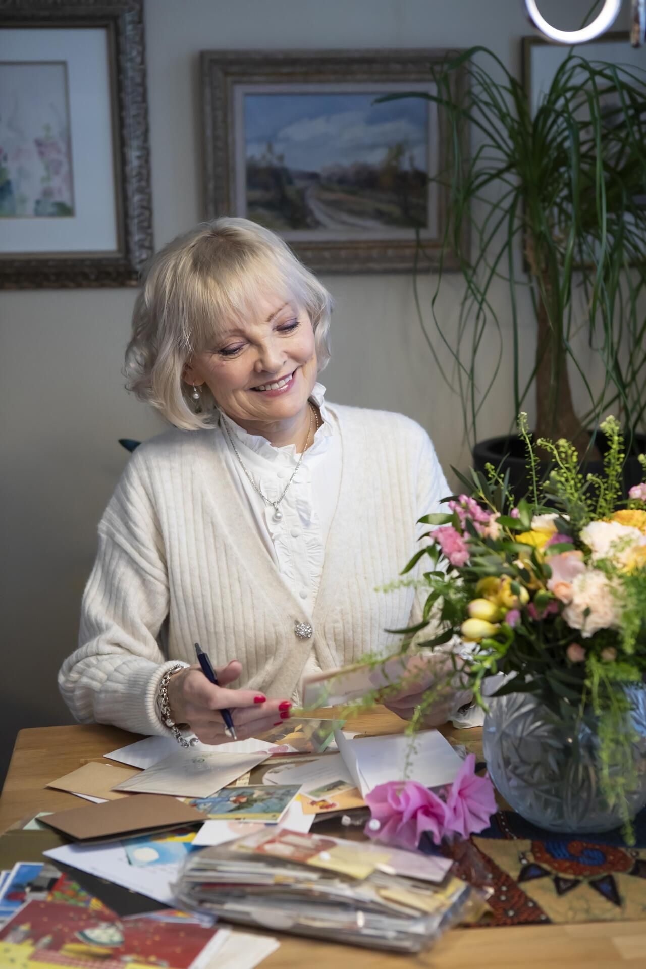 Päivi pitää askartelemisesta. – Yhtenä vuonna joulukorteista tuli niin hienoja, että vieläkin harmittaa, että ne piti lähettää.