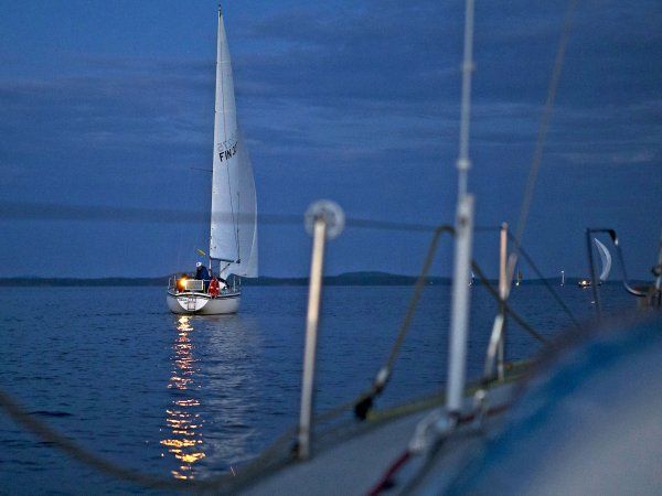 Illan tullen tuuli katosi ja vauhti hiipui.