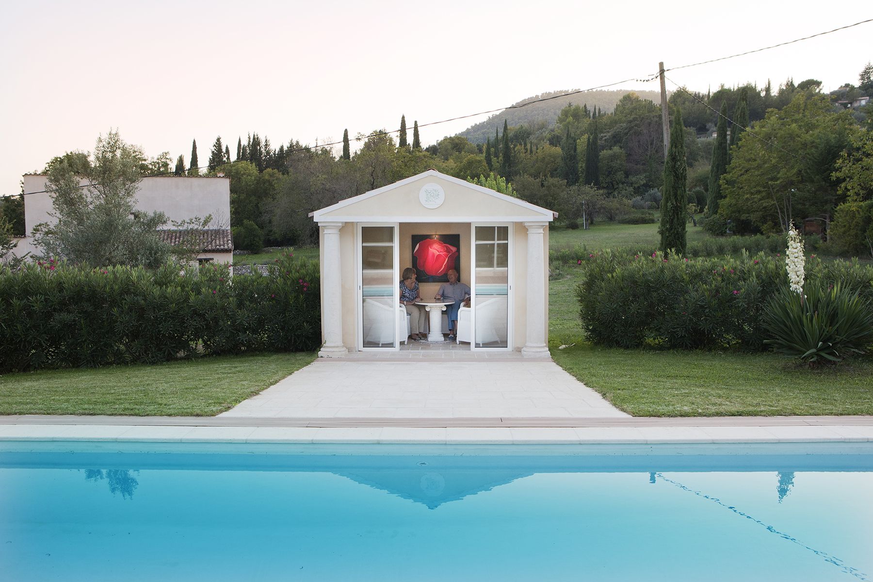 Pekan rakentama huvimaja pysyy viileänä helteisempänäkin päivänä.