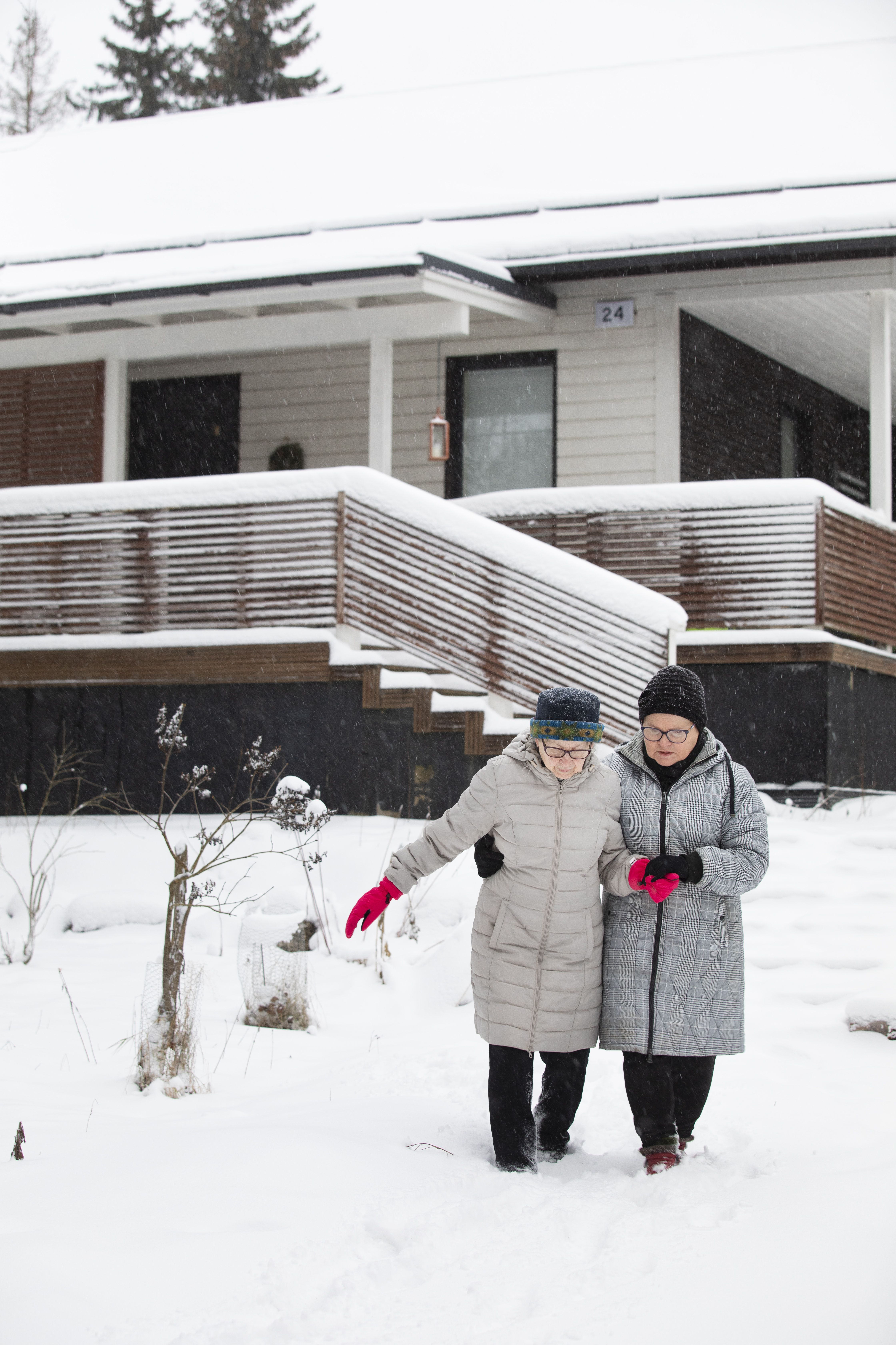 Villa Hilli sijaitsee Aura-joen varressa Kirsin isän ja sedän lapsuudenkodin tontilla.
