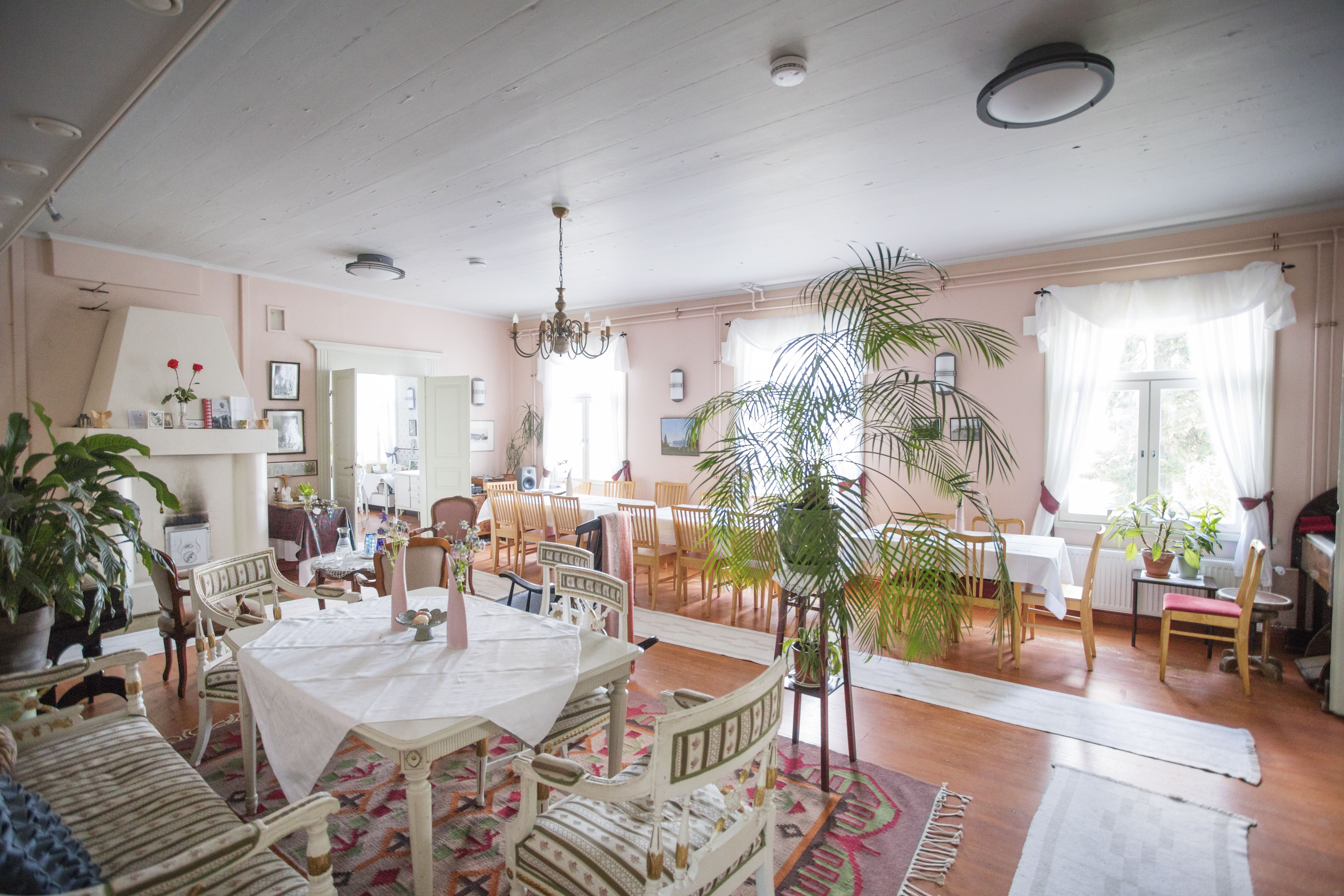 Suuressa salissa on tilaa juhlille, taide-esityksille ja virrenveisuulle.