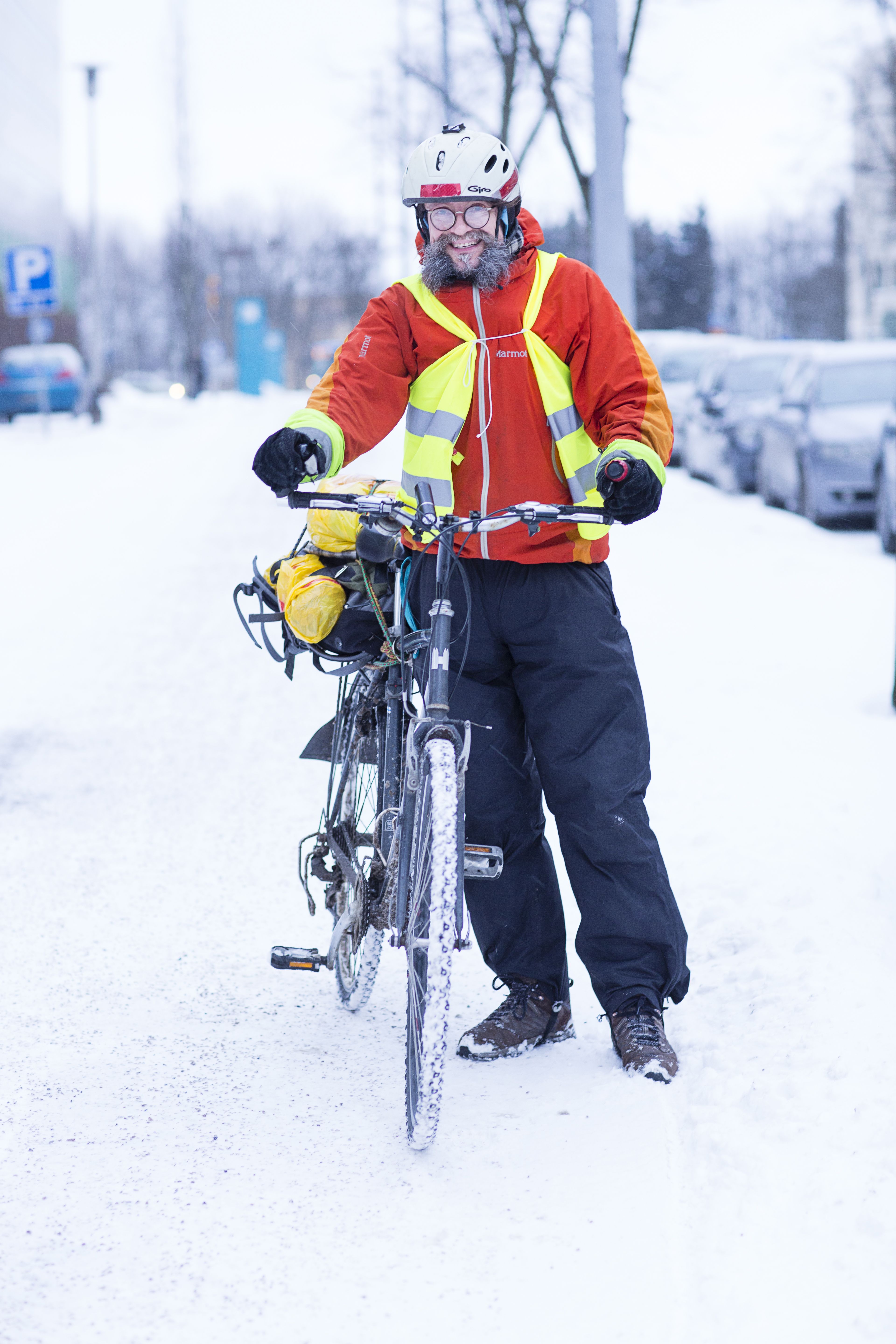 – Jo ensimmäistä polkaisua varten opettelin mekaanikon opastuksella vaihtamaan katkenneen pinnan. Sitä taitoa olen tarvinnut usein, Matti kertoo.