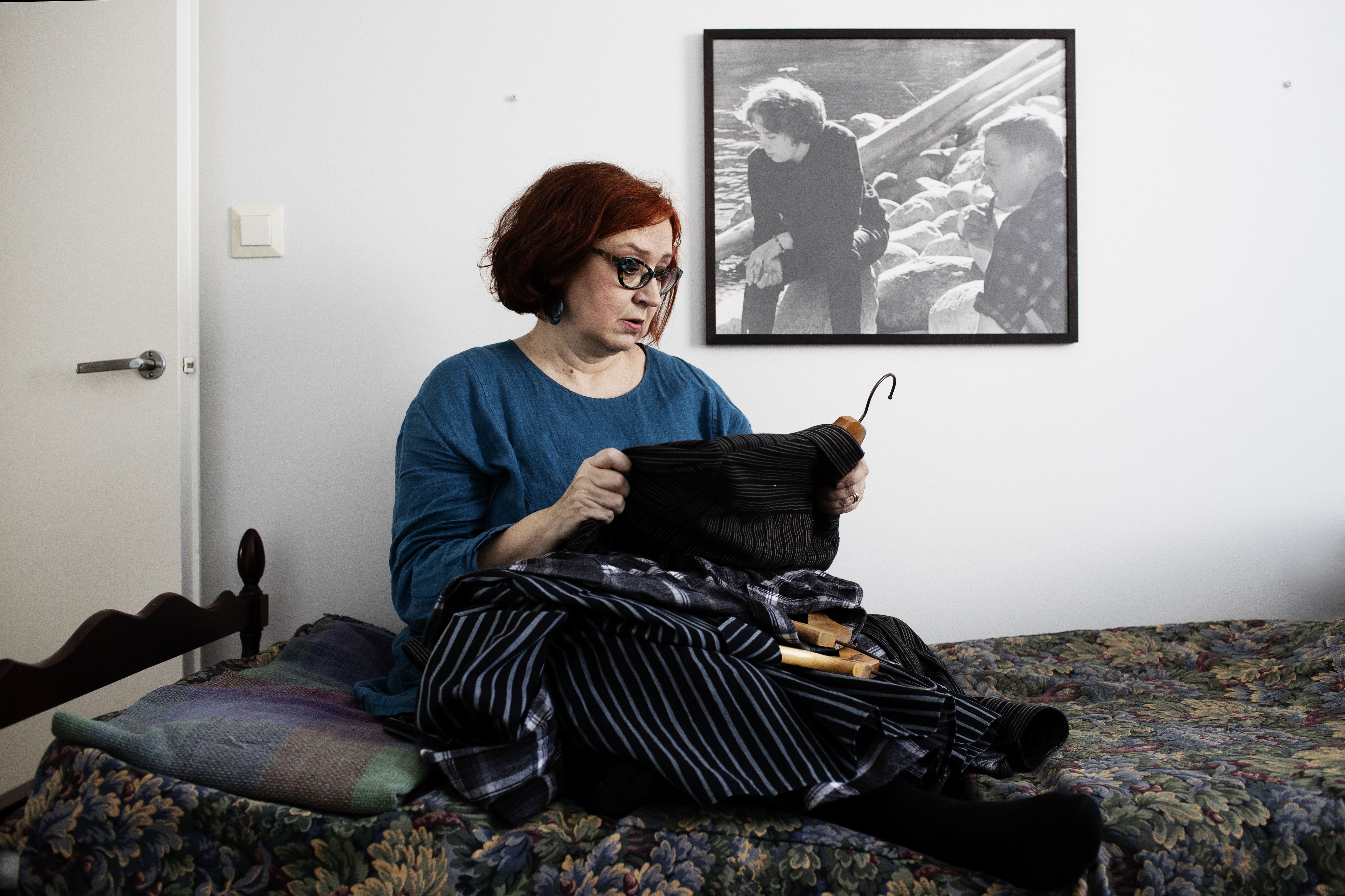 Isän vaatteissa on vielä tuttu tuoksu.