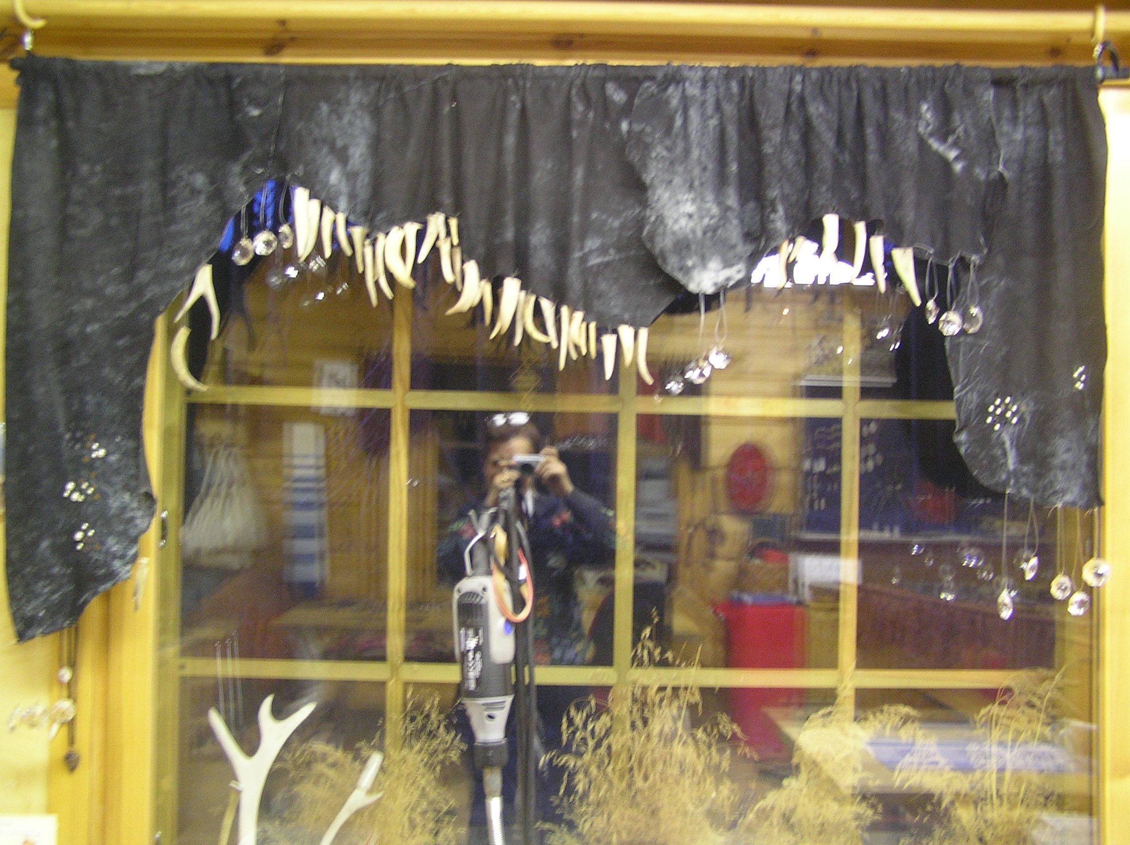 Tämän Kaamosverhon Irene valmisti mustasta poronnahasta. –&nbsp;Poronnahka on erinomaista materiaalia verhoihin. Tämä verho on yksityisomistuksessa.