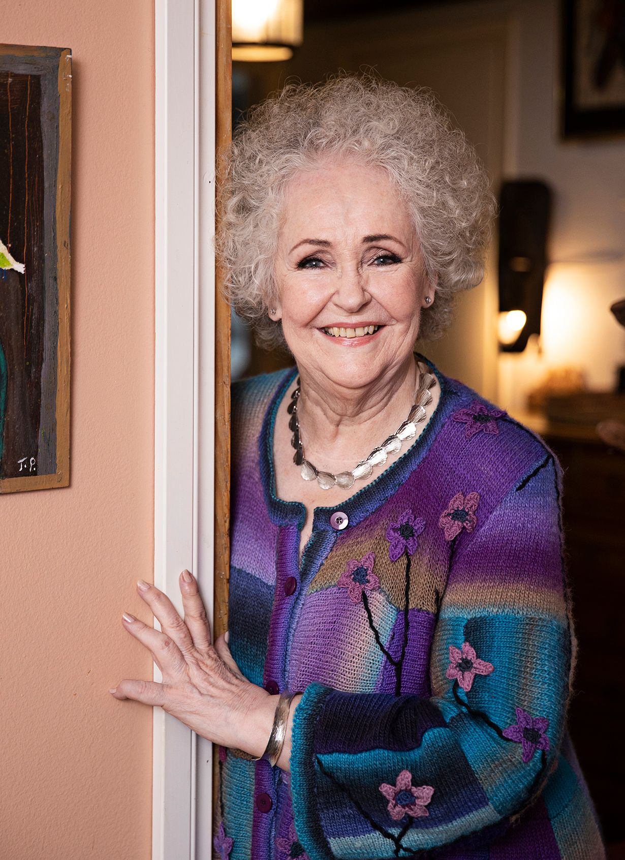 "Luonteeni näkyi jo lapsuuden valokuvissa. Olen oikeastaan sivustatarkkailija", Tuija Vuolle sanoo.