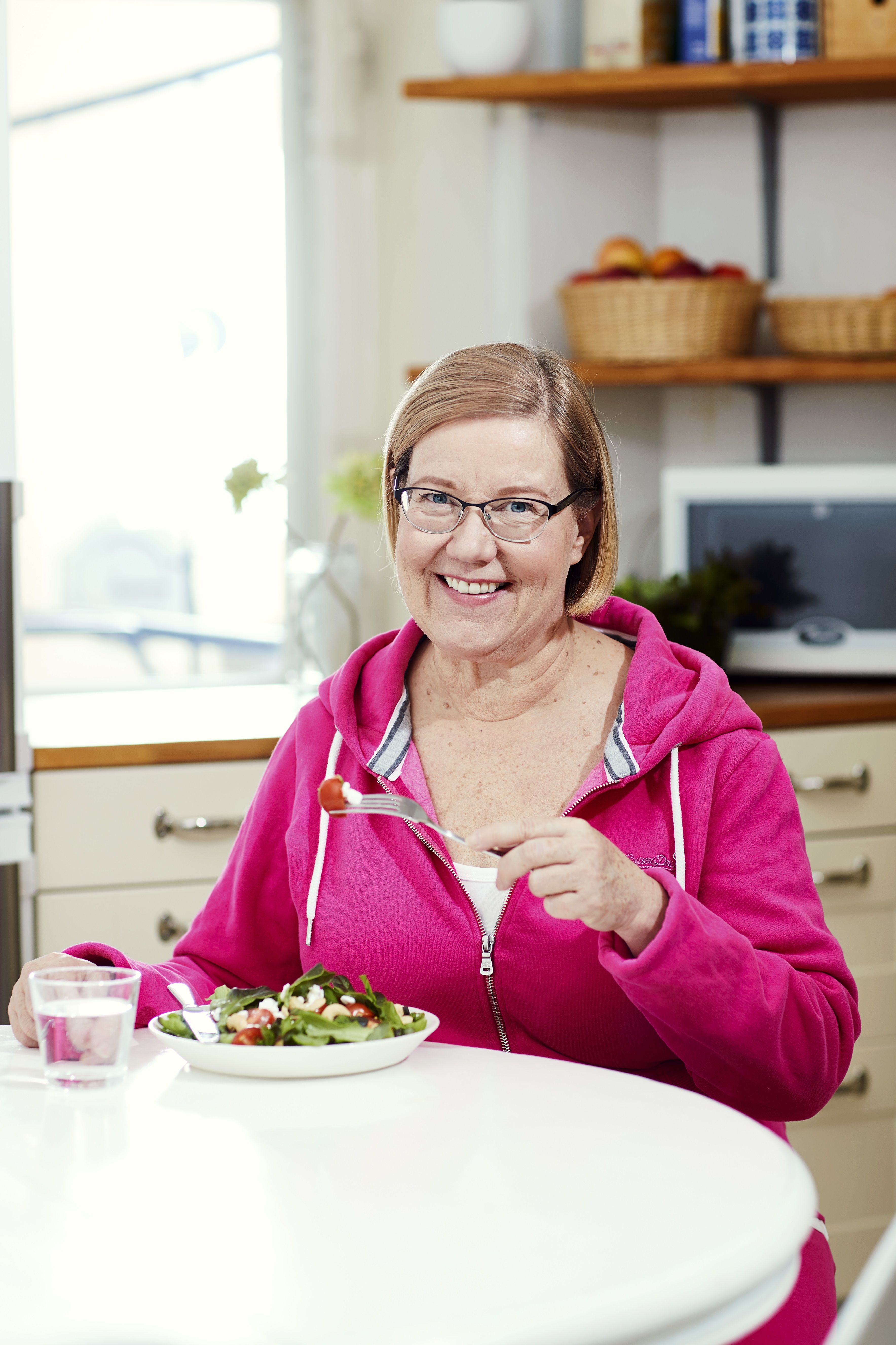 Iltapäivällä syöty välipala auttaa keventämään iltasyömistä.