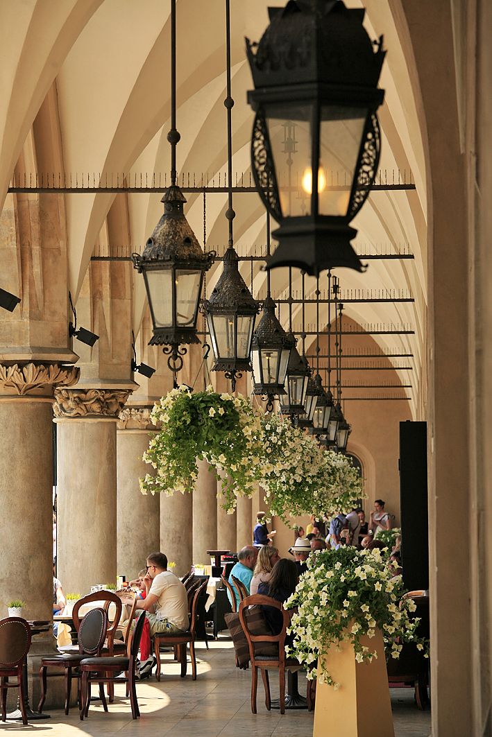 Verkahallin kauppa­kujalla toimii kahvila Noworowski.