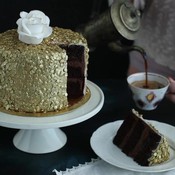 Näin koristelet kakun kultaisilla paljeteilla – katso video