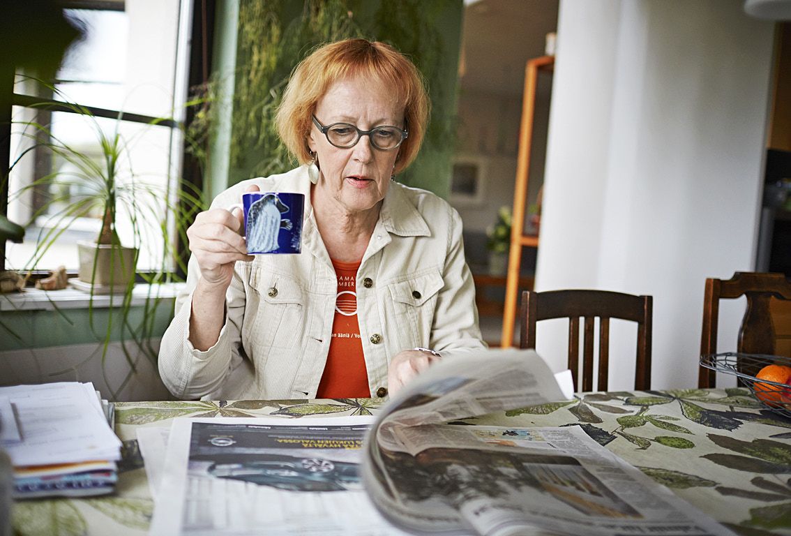 Työpäivän jälkeen Kaisa ehtii lukemaan päivän lehdet.