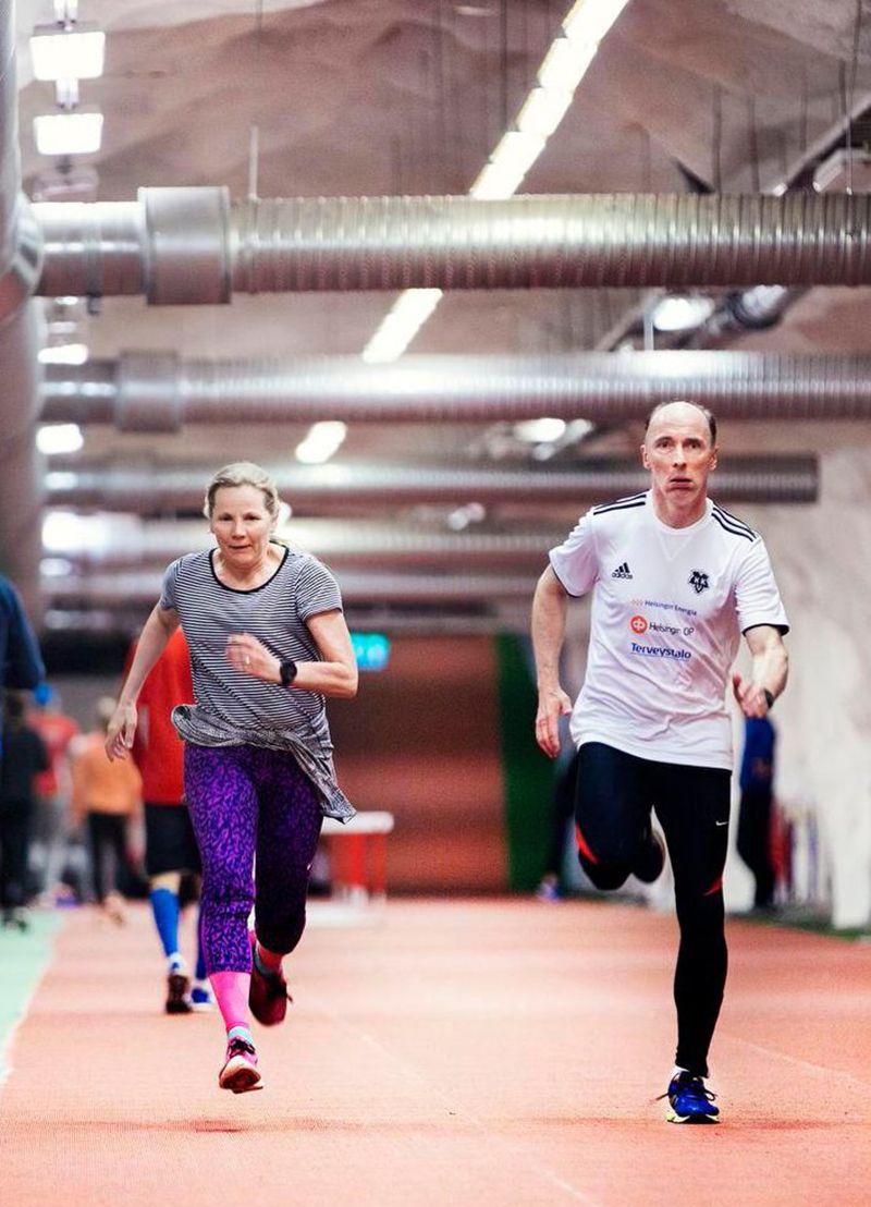 Maarit Varis ja Esa Salminen harjoittelevat Eläintarhan juoksutunnelissa.