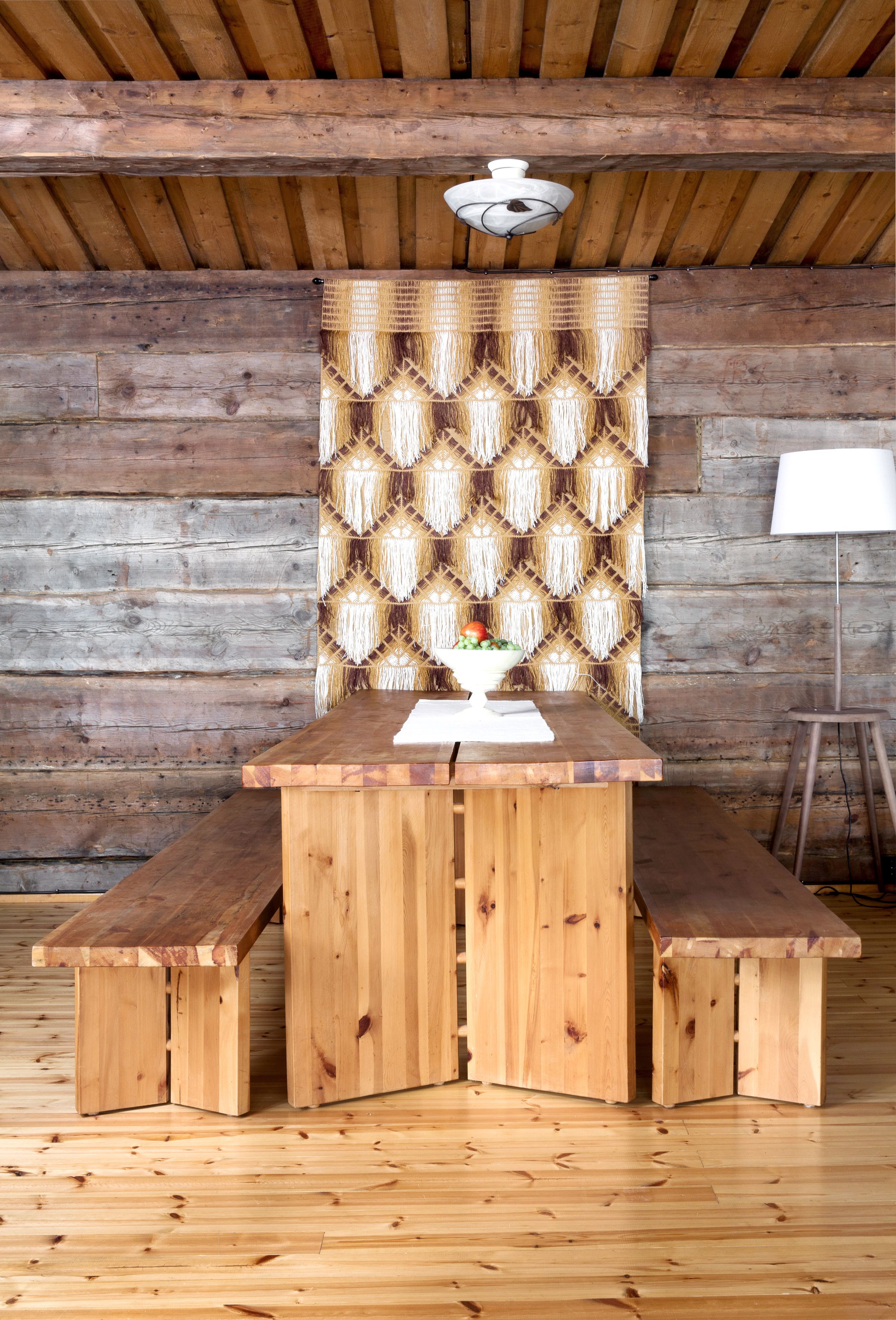 Pöytäryhmä tuli kaupan mukana. Ryijy on kirpparilöytö.