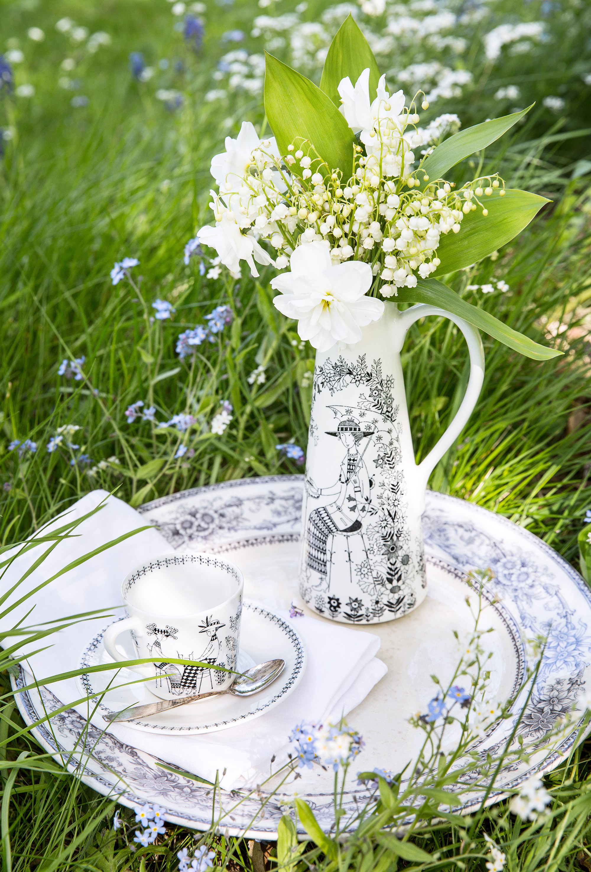 Raija Uosikkisen Emilia-koristeinen kuppi 67 e ja kannu 100 e. Iris-kuvioinen vati 1800-luvun lopulta, yksityiskokoelma.