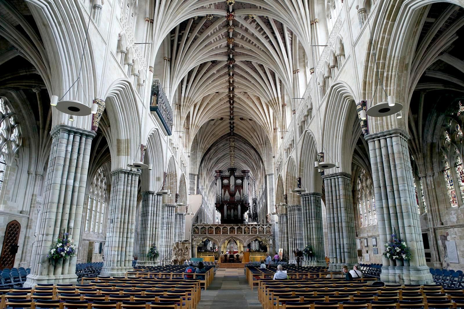 Exterin katedraali uhkuu tyyliä.