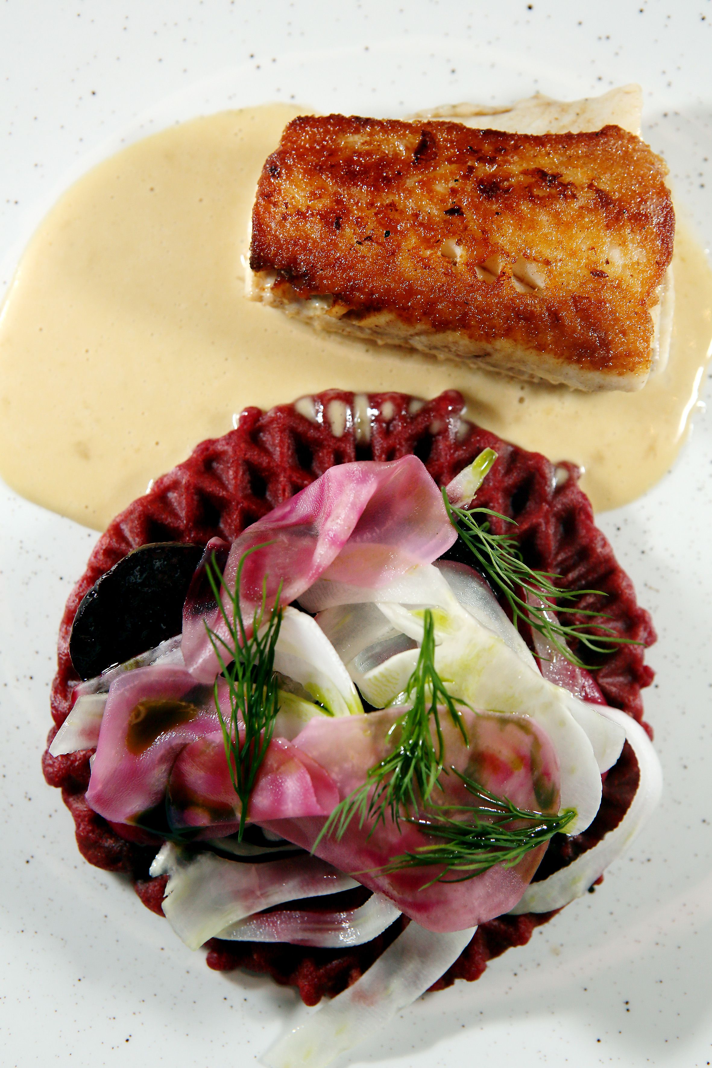 Paistettua kuhaa ja rapsakkaa punajuurivohvelia Smörissä.