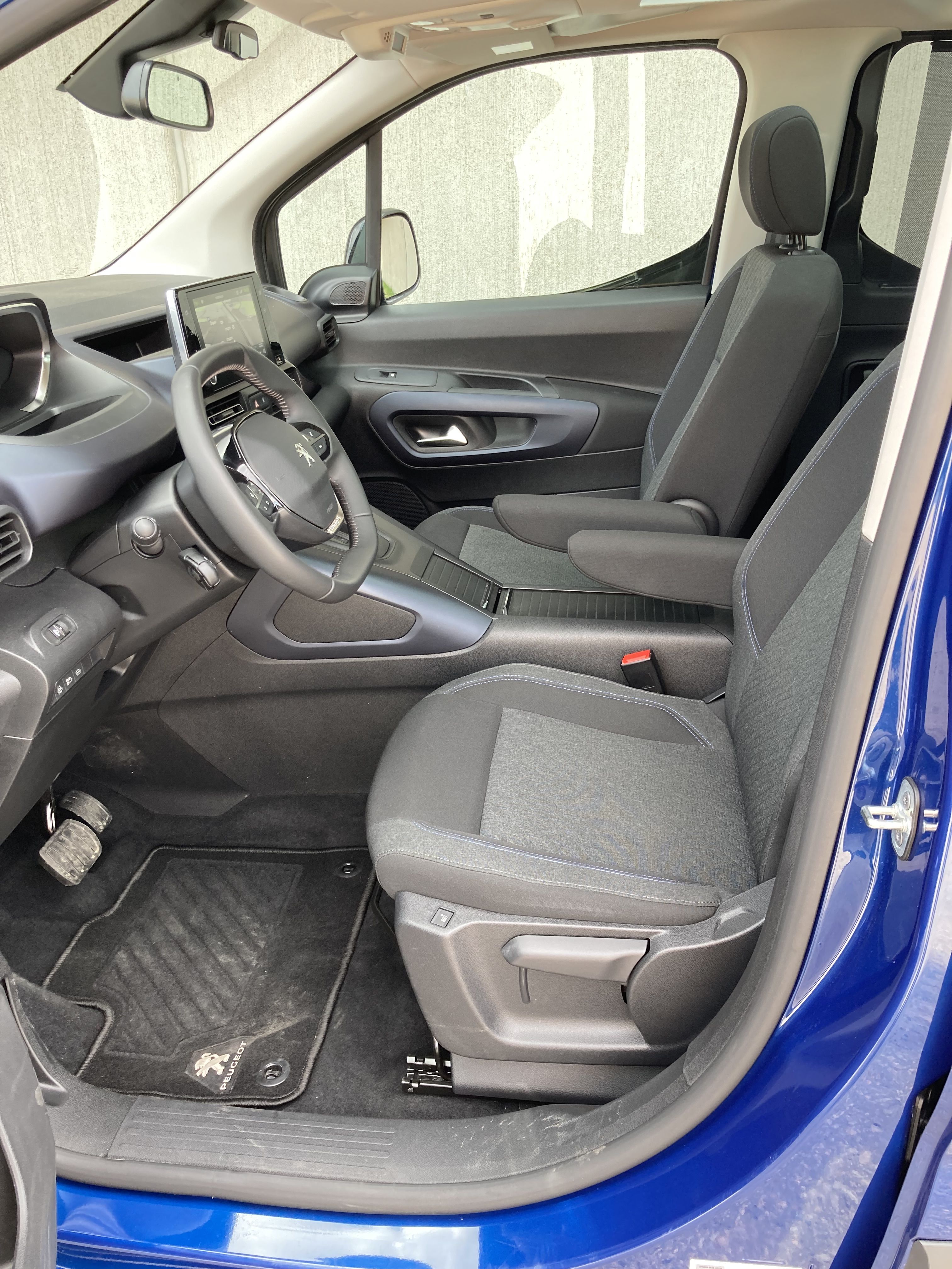 Etupenkkiläisillä on kosolti tilaa. Katto on niin korkealla, ettei karvalakkiakaan tarvitse riisua.