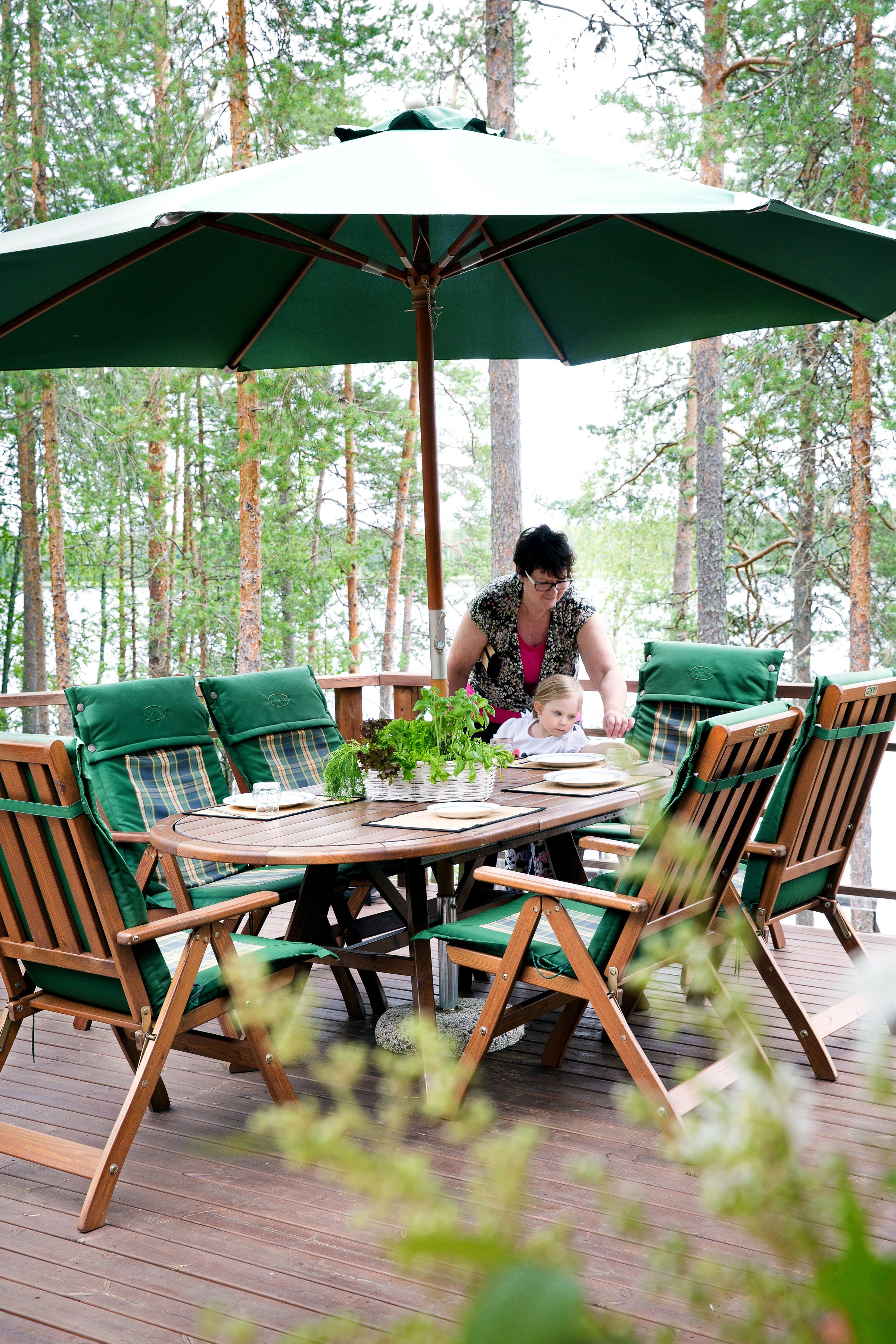 Terassilta on upeat näkymät Keiteleelle.