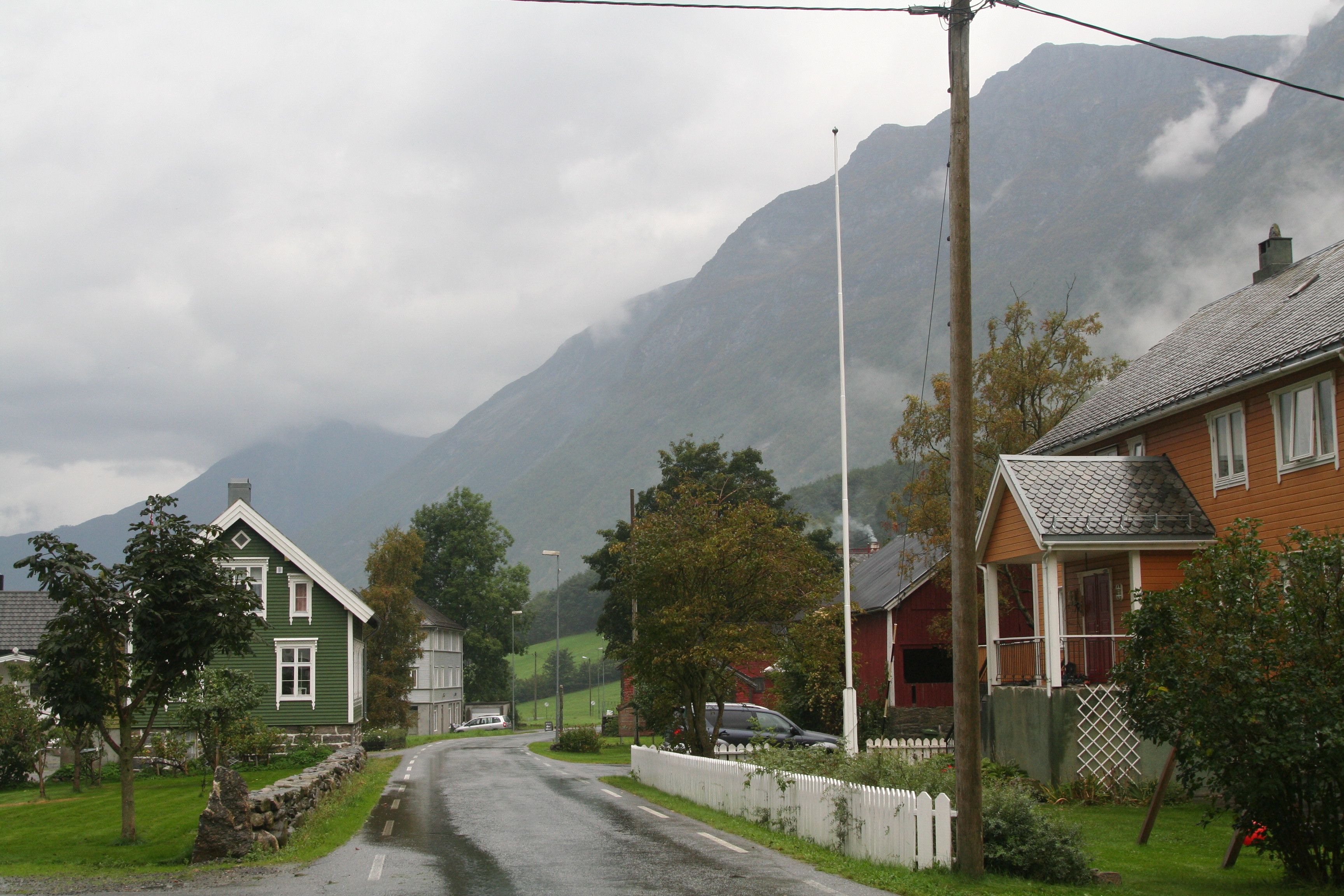 Øyen kylä on kuin tarusta. 