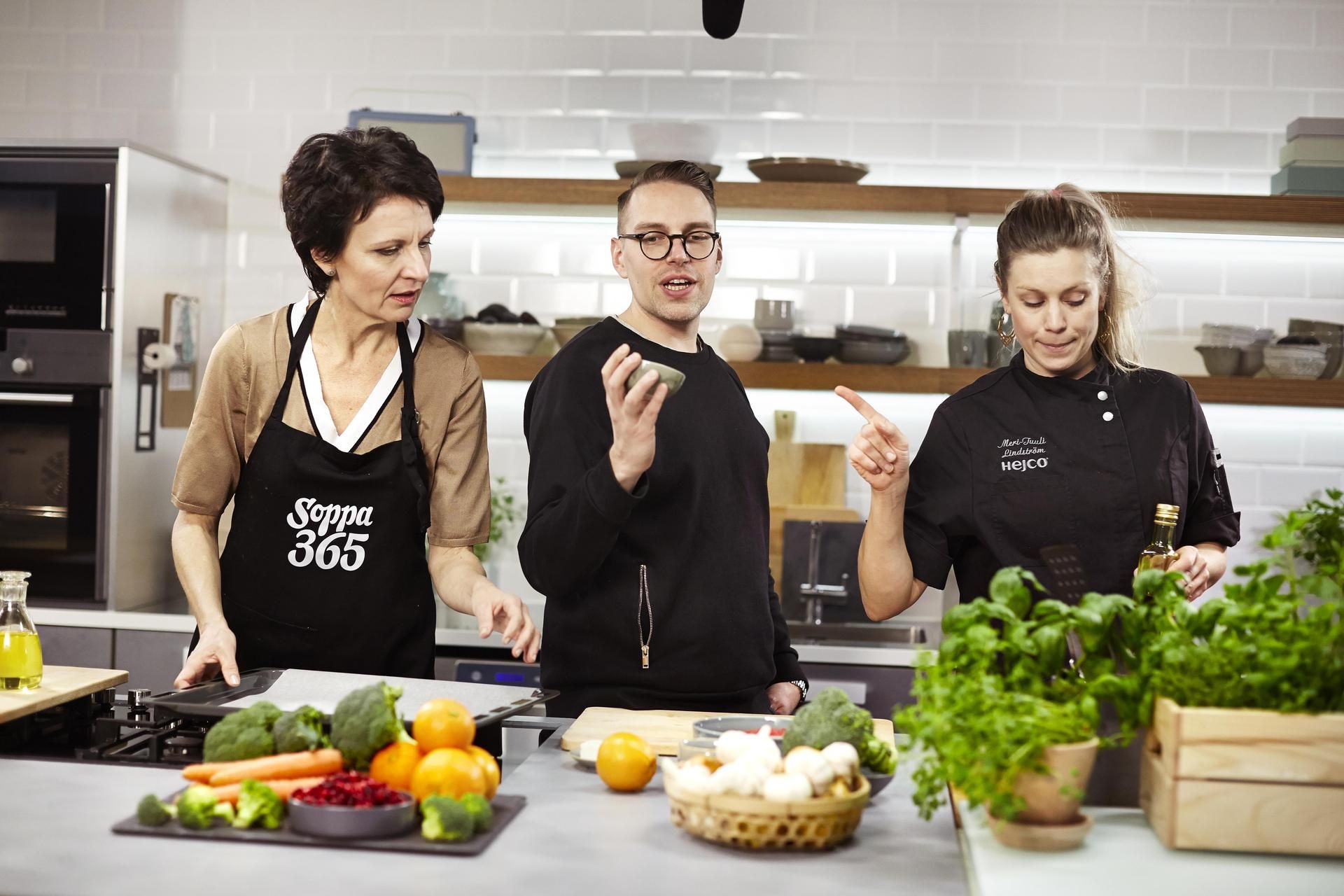  Chrisse, Matti Tiensuu ja Meri-Tuuli Lindström käyvät läpi tv-kokkauksen vaiheet.