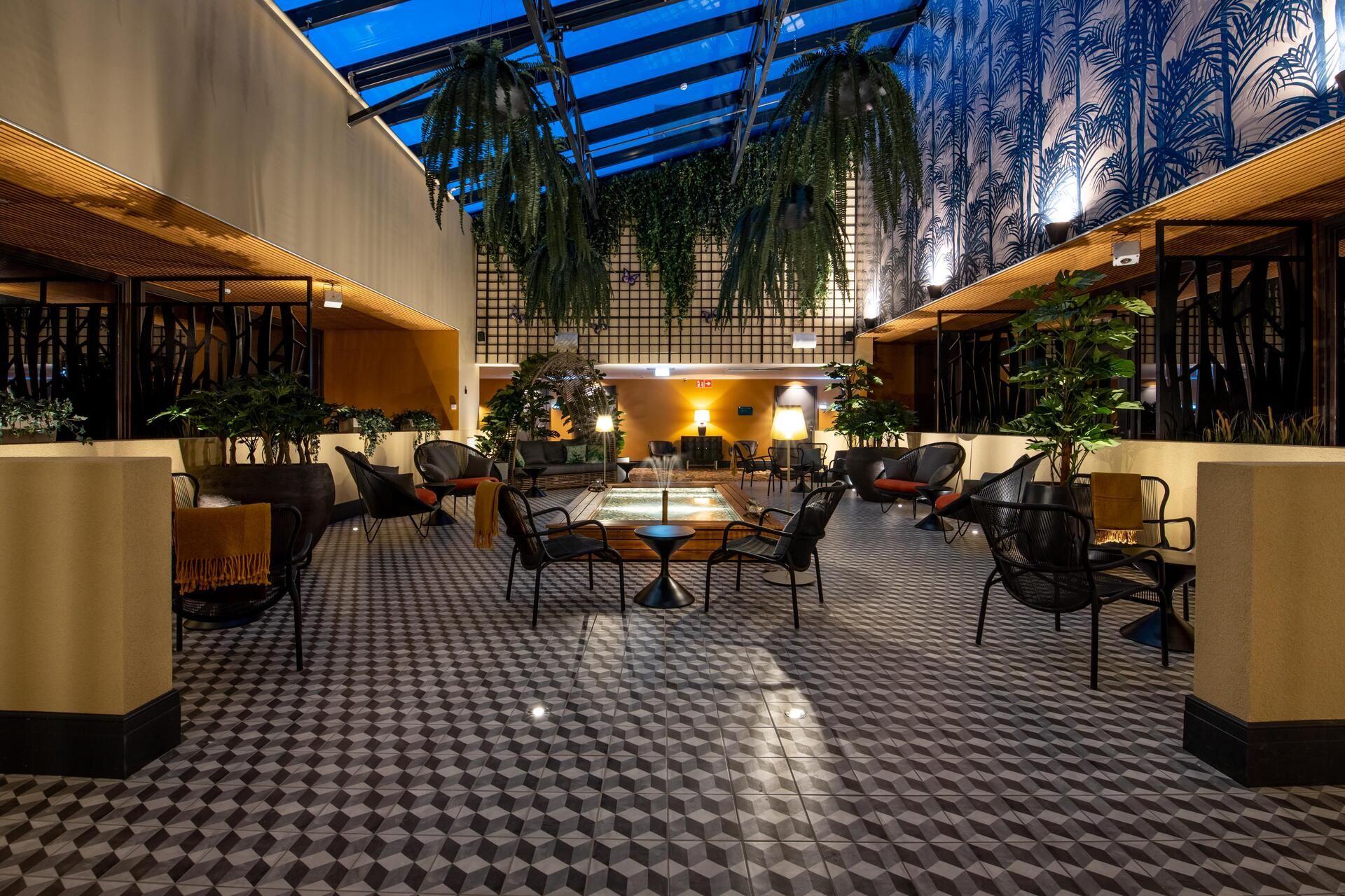 Saniaiset ja sormiangervot kukoistavat siirtolohkareen vieressä.