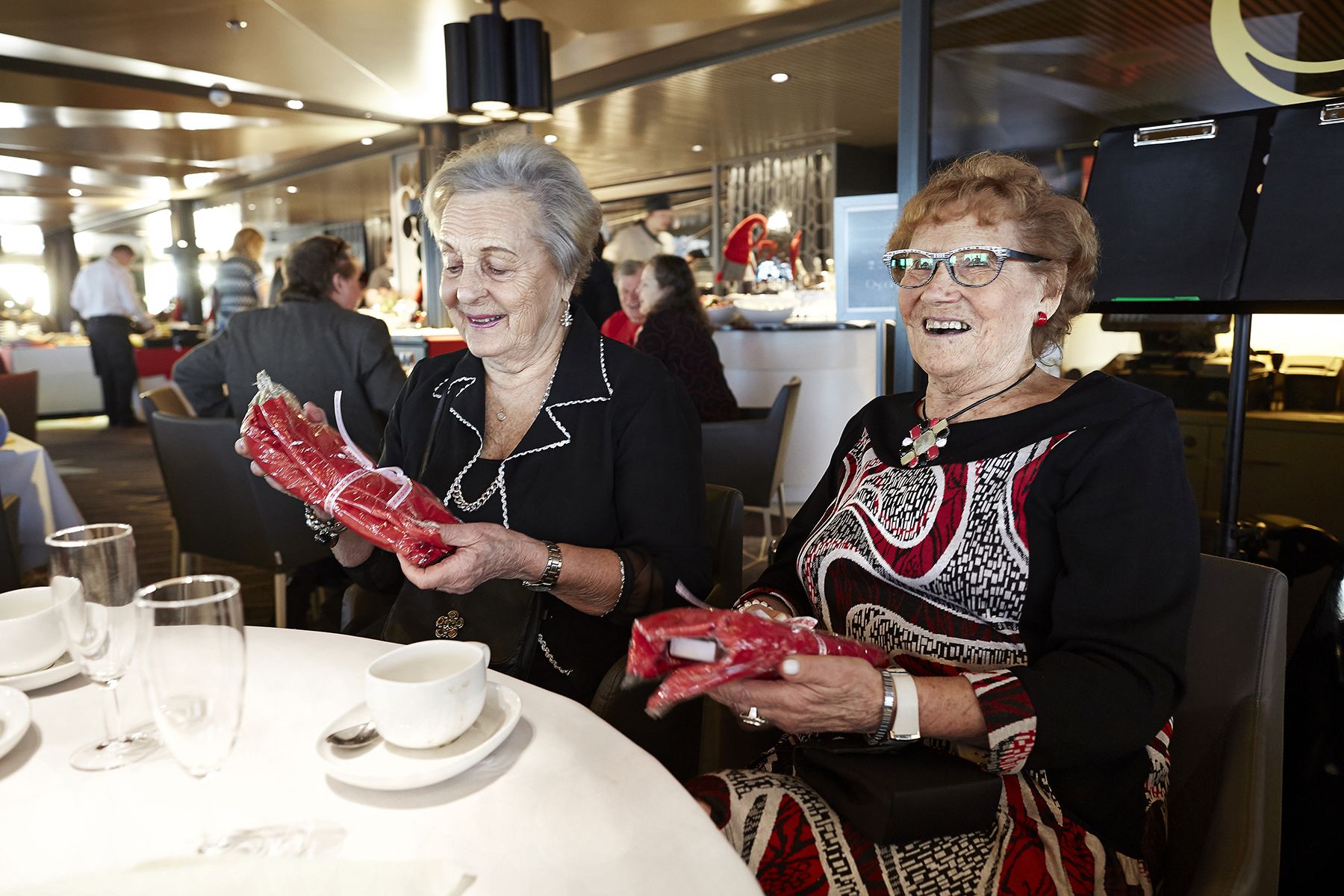 Karjaalaiset Anja (vas.) ja Lea saivat aamiaisella yllätyslahjat tuttavalta.