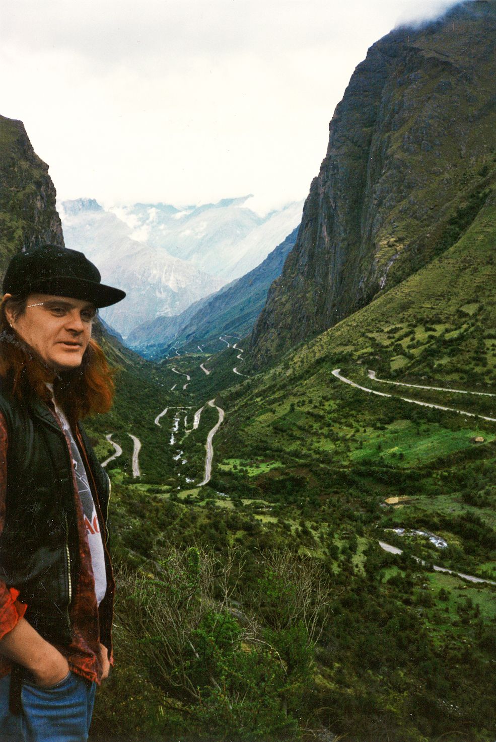 Toukokuussa 1990 Pelle löysi itsensä ylittämästä Andeja Perussa. Taustalla inkojen pyhä laakso.