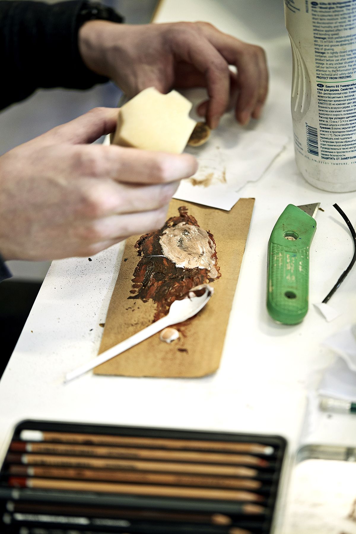 Lumipukujen napit patinoidaan väriaineella, joka lähtee pesussa pois.