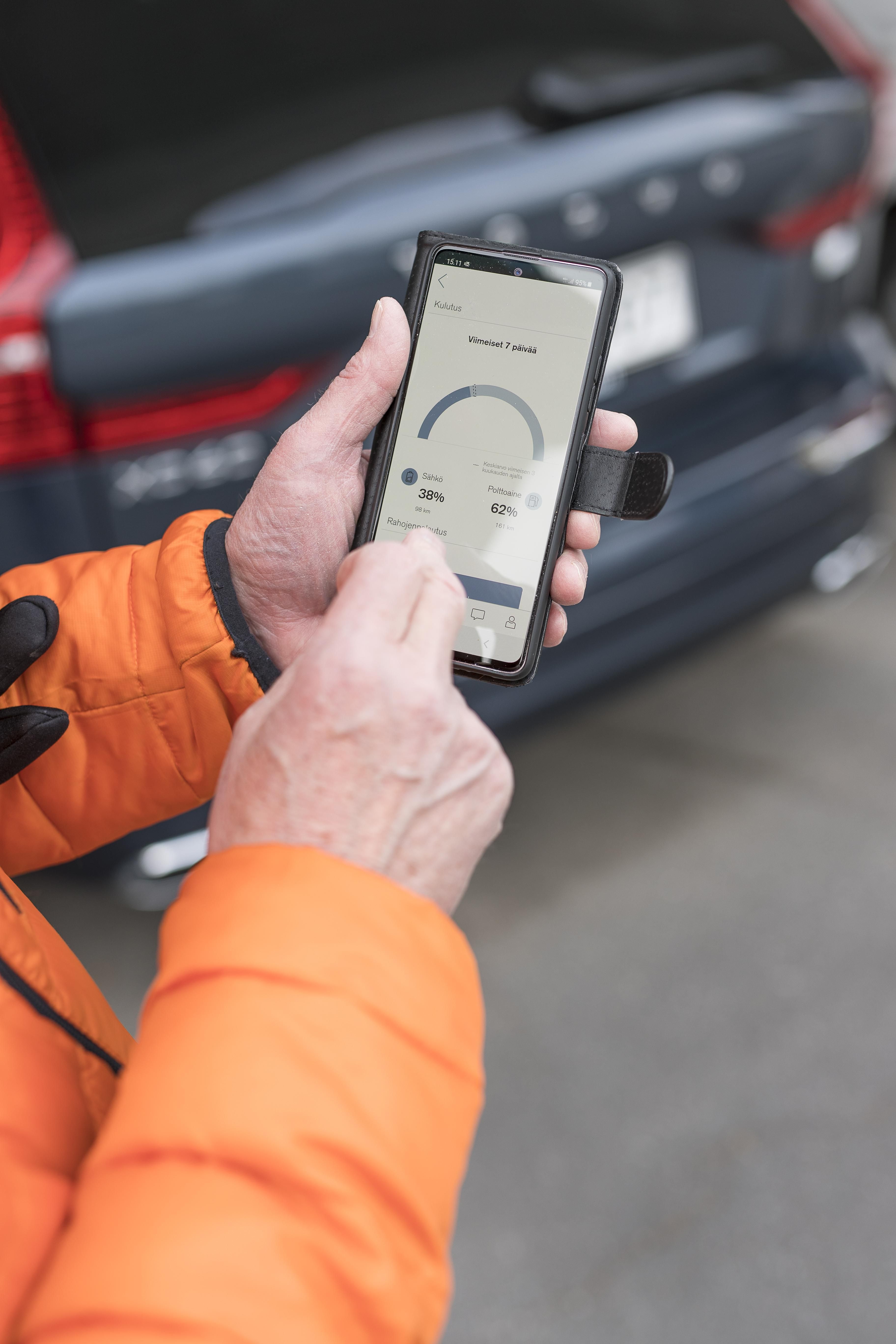 Kätevä sovellus kertoo, kuinka paljon autoiluun on kulunut bensaa ja sähköä.
