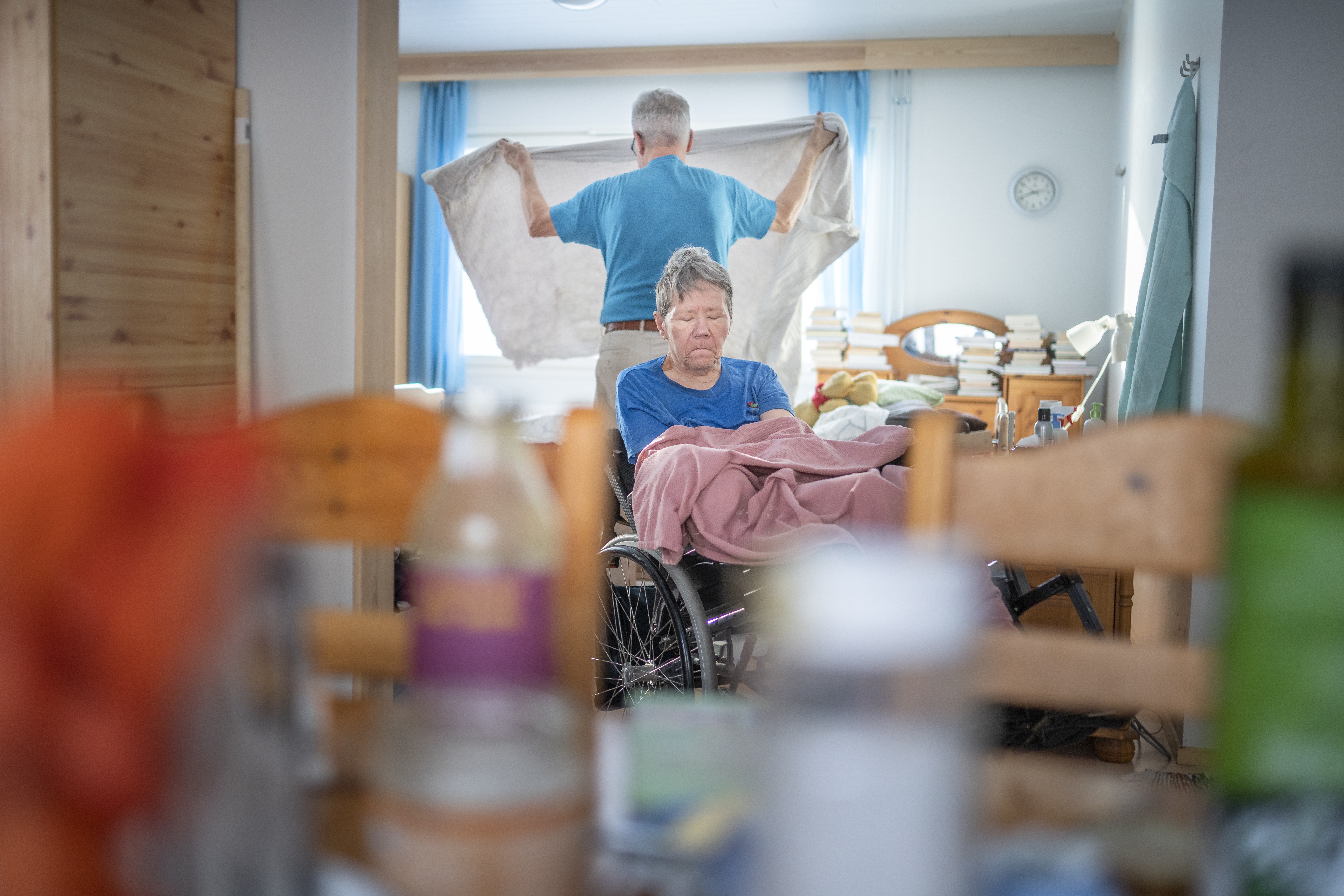 Haitarinsoiton avulla Petter hoitaa kuntoaan ja omaa muistiaan. Säkkijärven polkan sävelillä hän saa myös yhteyden vaimoonsa.