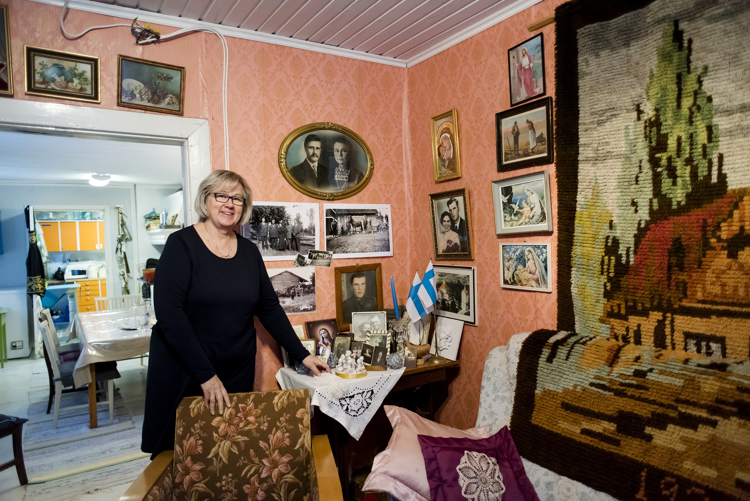 Muistojen huoneen seinällä on kunniapaikalla kauniisti kehystetty kuva Vihtori ja Amanda Lyydia Alatalosta.