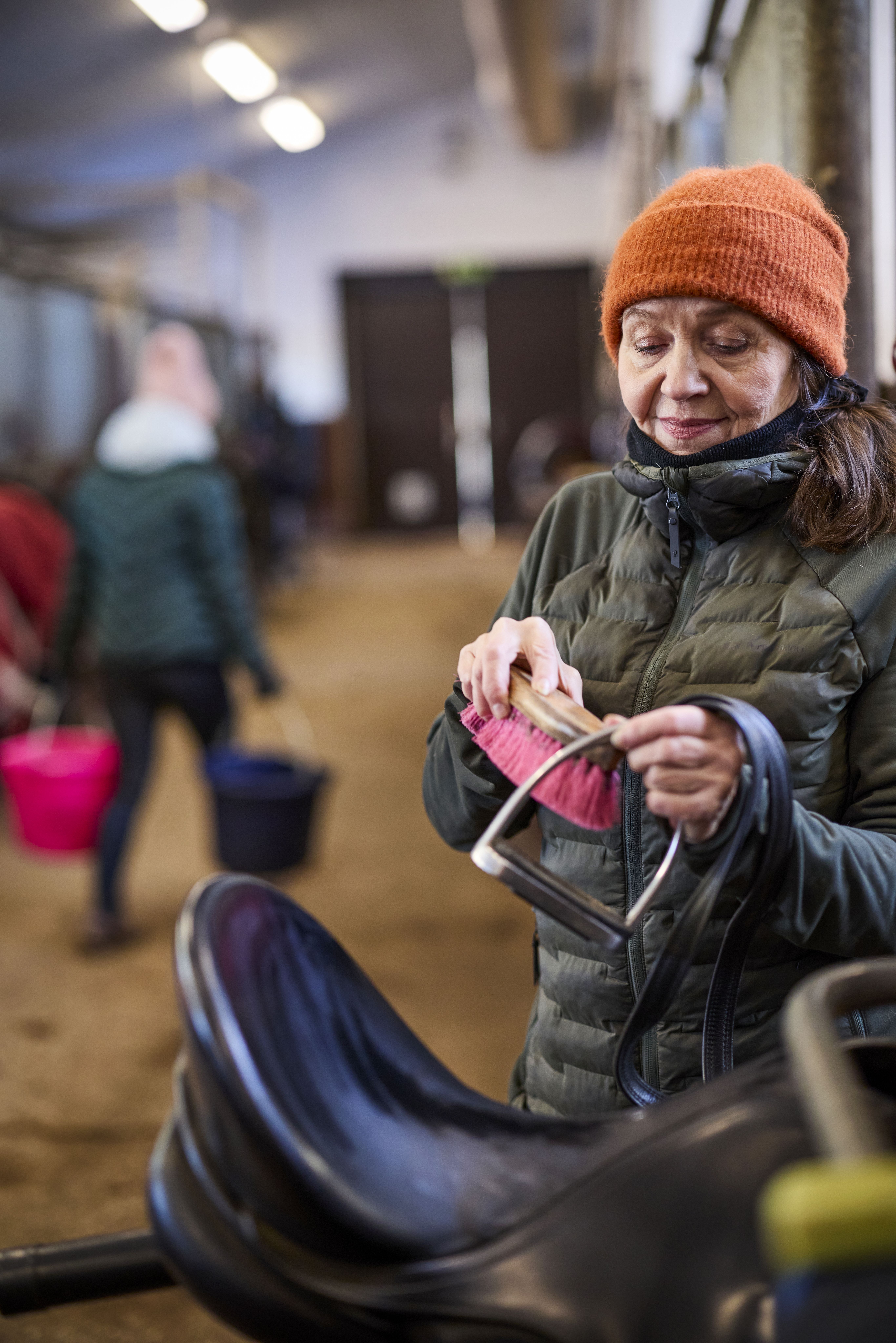 – Jos jokin vaivaa mieltä, tallilla huolesta pääsee irti, Riitta sanoo vakitalillaan Kirkkonumella.