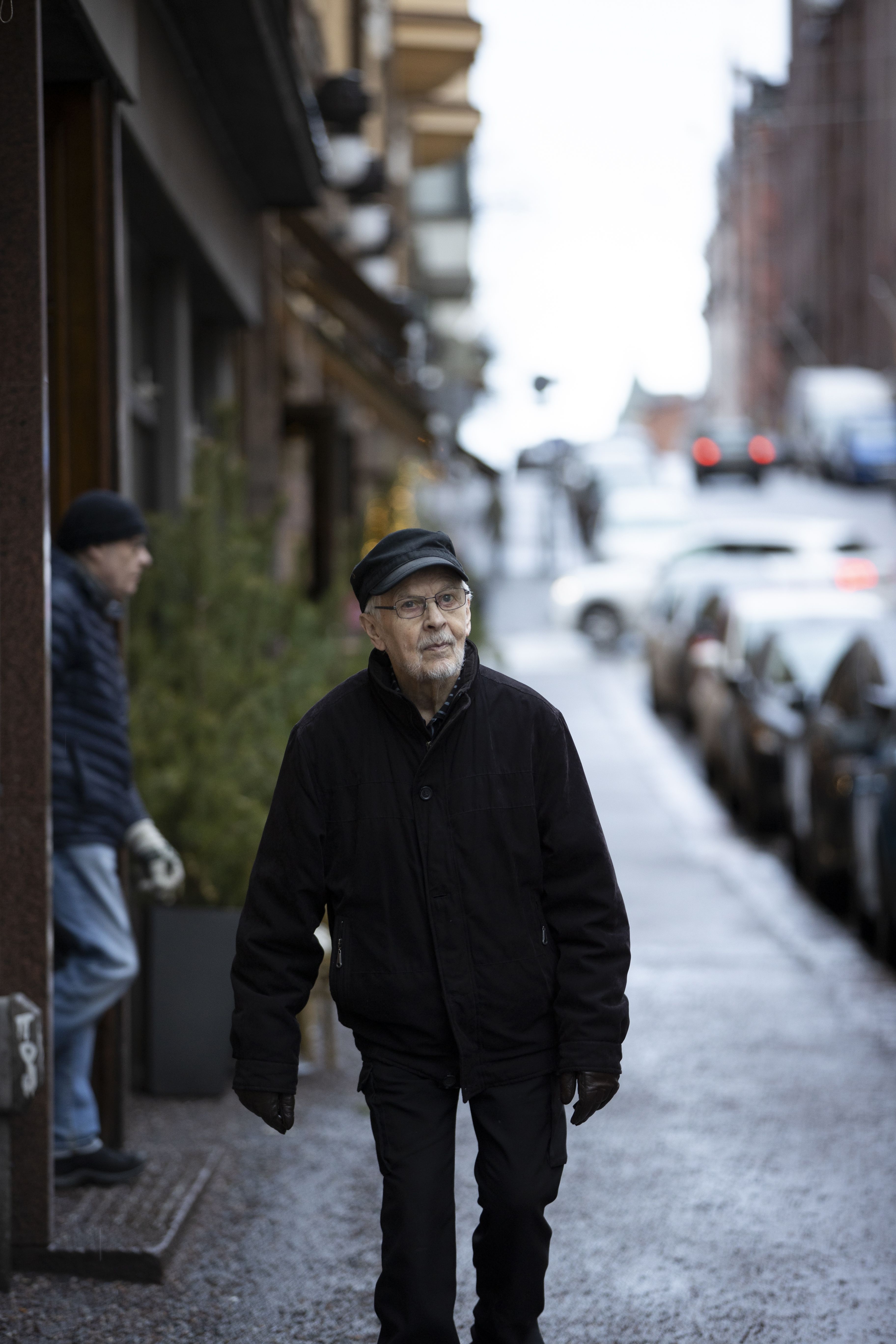 – Olin jo lapsena kova kyselemään ja utelias elämää kohtaan. Samanlainen olen vieläkin.