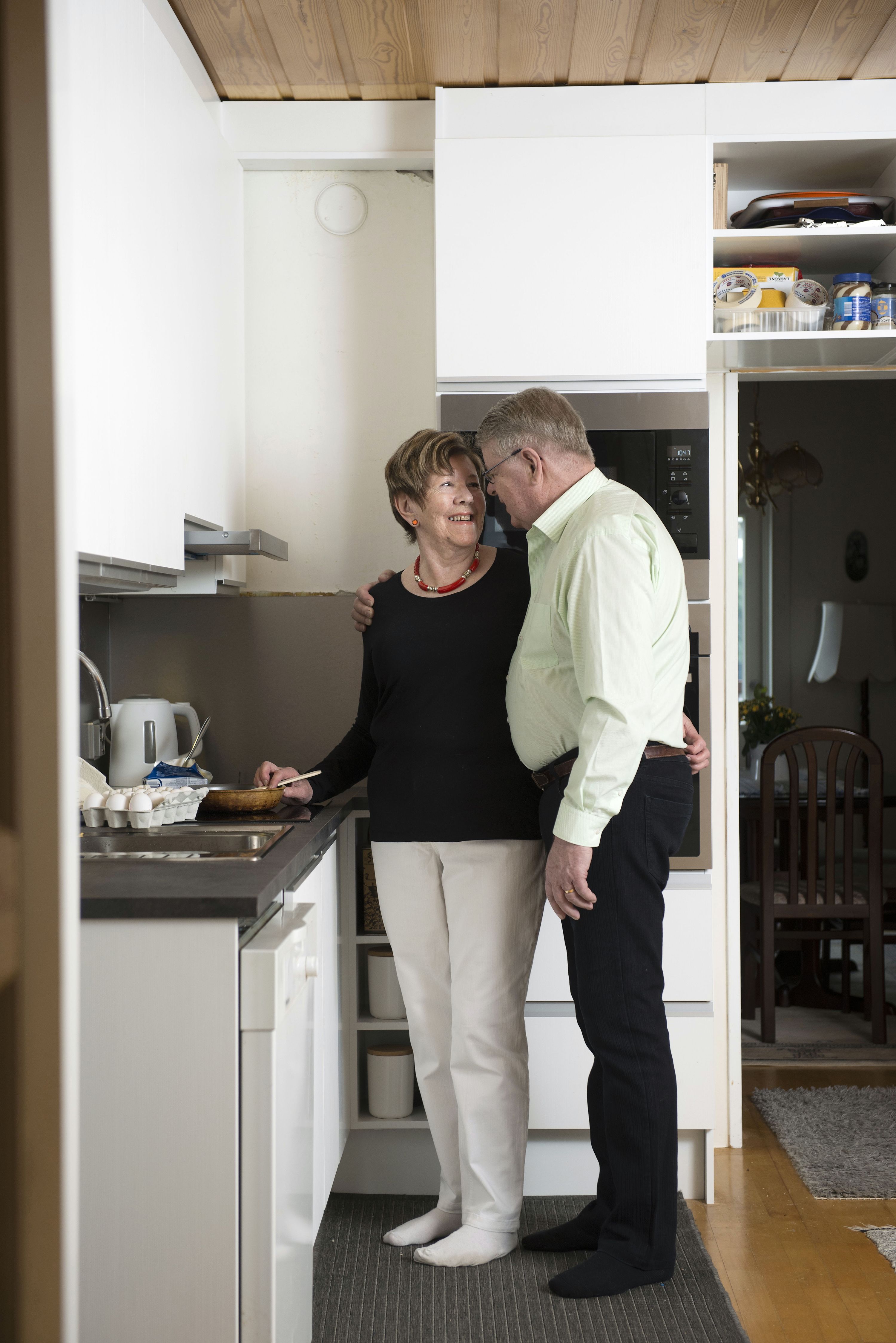Kolmivuorotyötä tehneet Ulla ja Hannu ovat aina jakaneet keittiöaskareet.