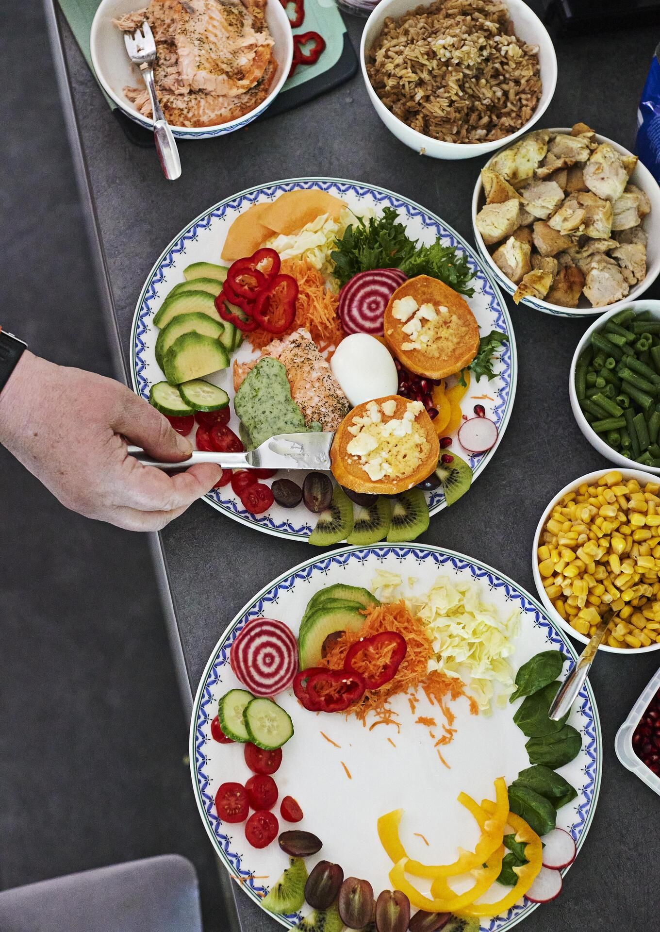 Ailan ja Juhan värikäs lounaspöytä saa veden kielelle.