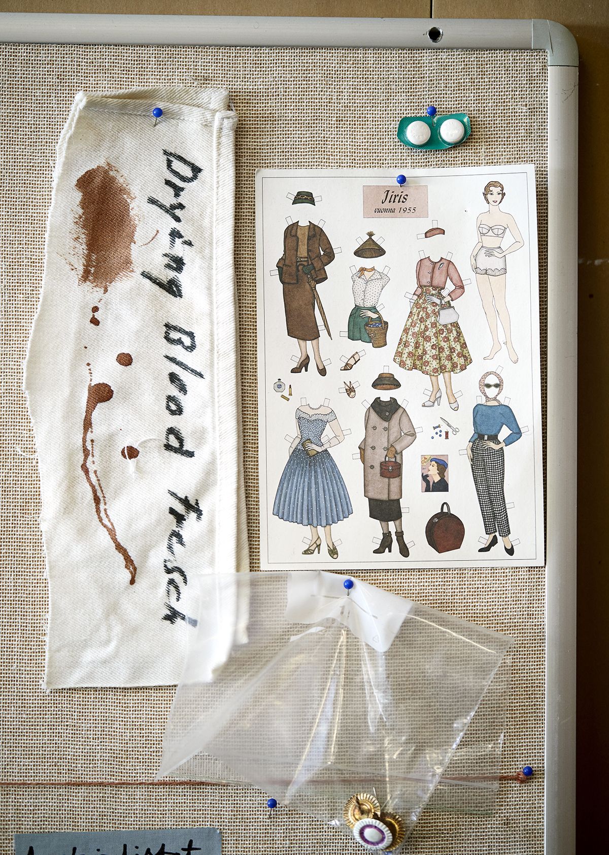 Puvustamon ilmoitustaululla ovat tallessa ohjeet, koepalat ja kokardit.