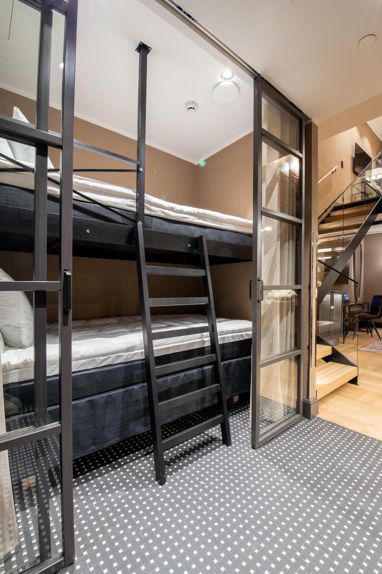 ITE-taiteilija Pertti Kuorttisen veistos Eijan puutarhassa.