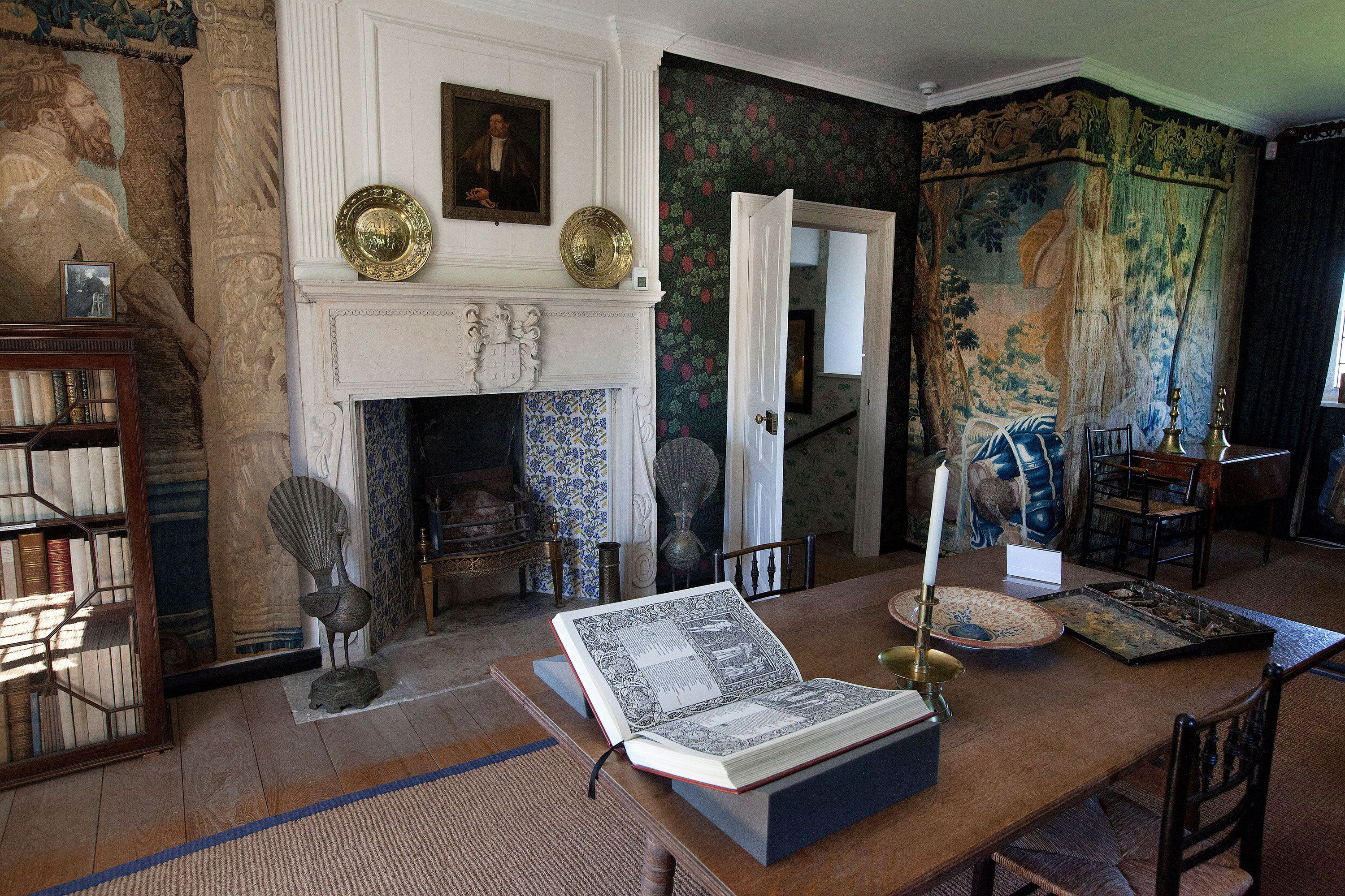 Kelmscott Manorin seinävaatteiden huone toimi Morrisin olo- ja työhuoneena.