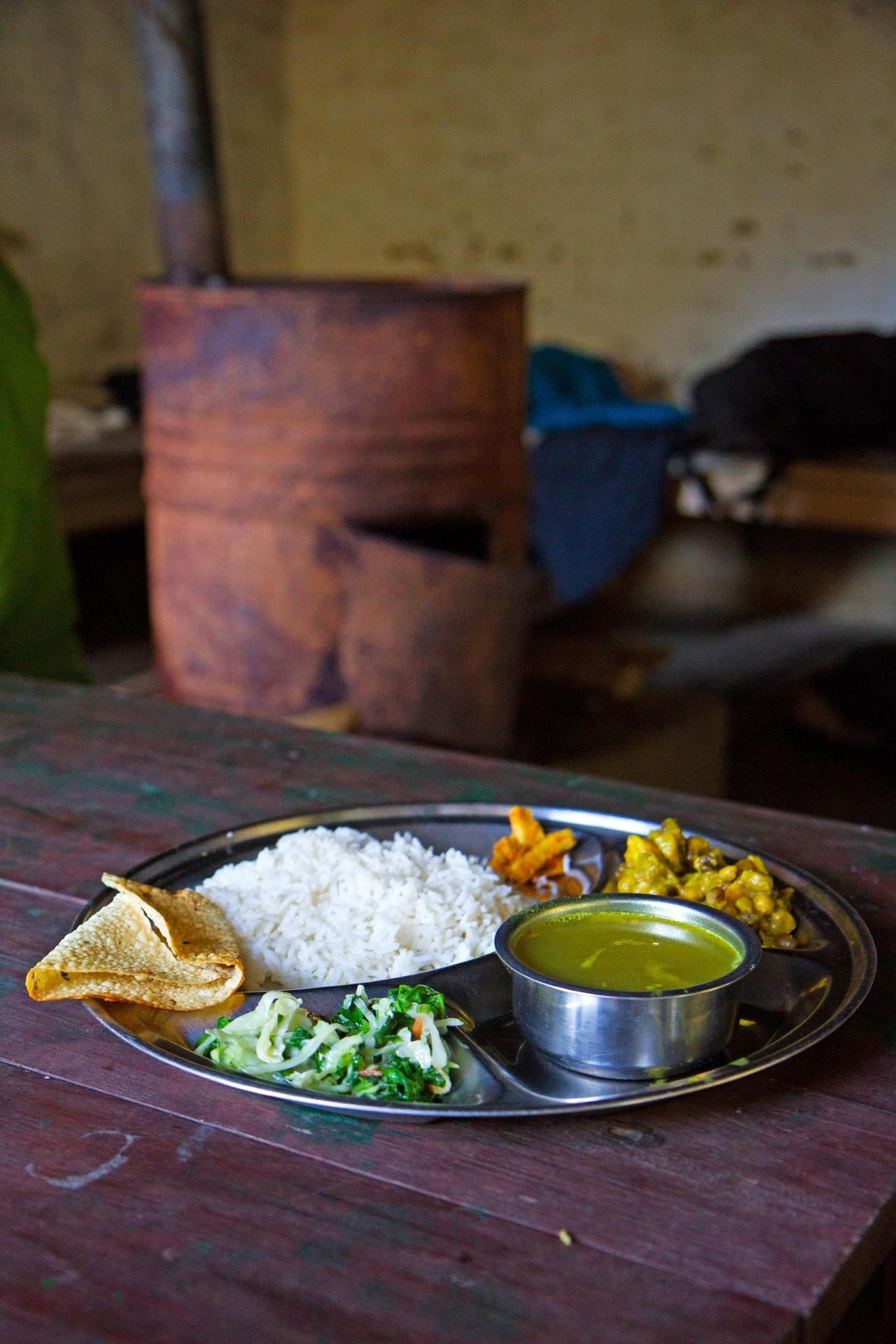 Dal bhat koostuu monesta ruokalajista samalla lautasella.