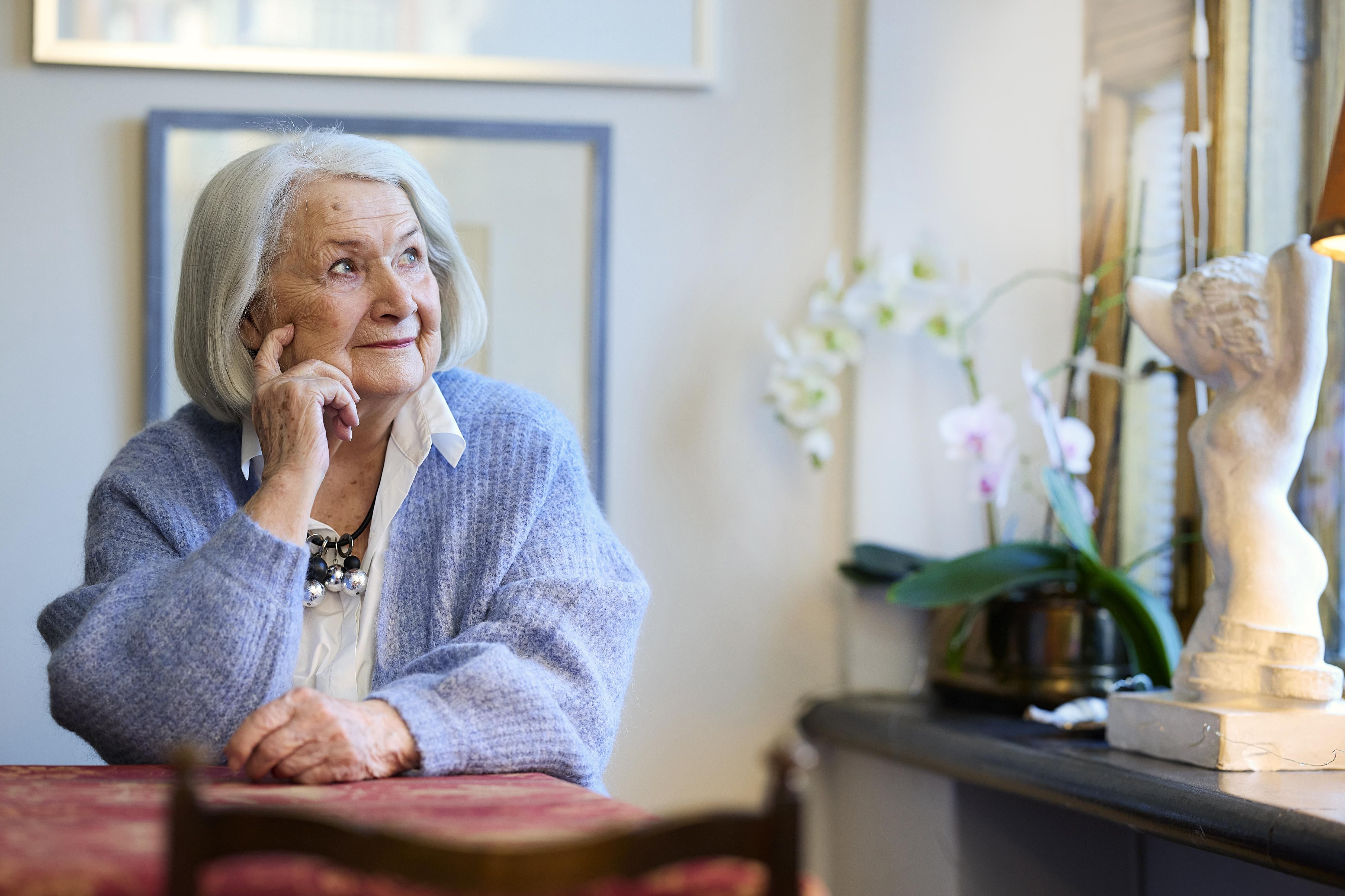 Anja ja hänen edesmennyt puolisonsa, näyttelijä Pehr-Olof Sirén pohtivat jo pariskunnan käveleskellessä Töölössä 80-luvulla, että taiteilijakoti Lallukkaan olisi kiva joskus muuttaa. Anja jäi leskeksi 55-vuotiaana ja muutti Lallukkaan kolme vuotta myöhemmin.