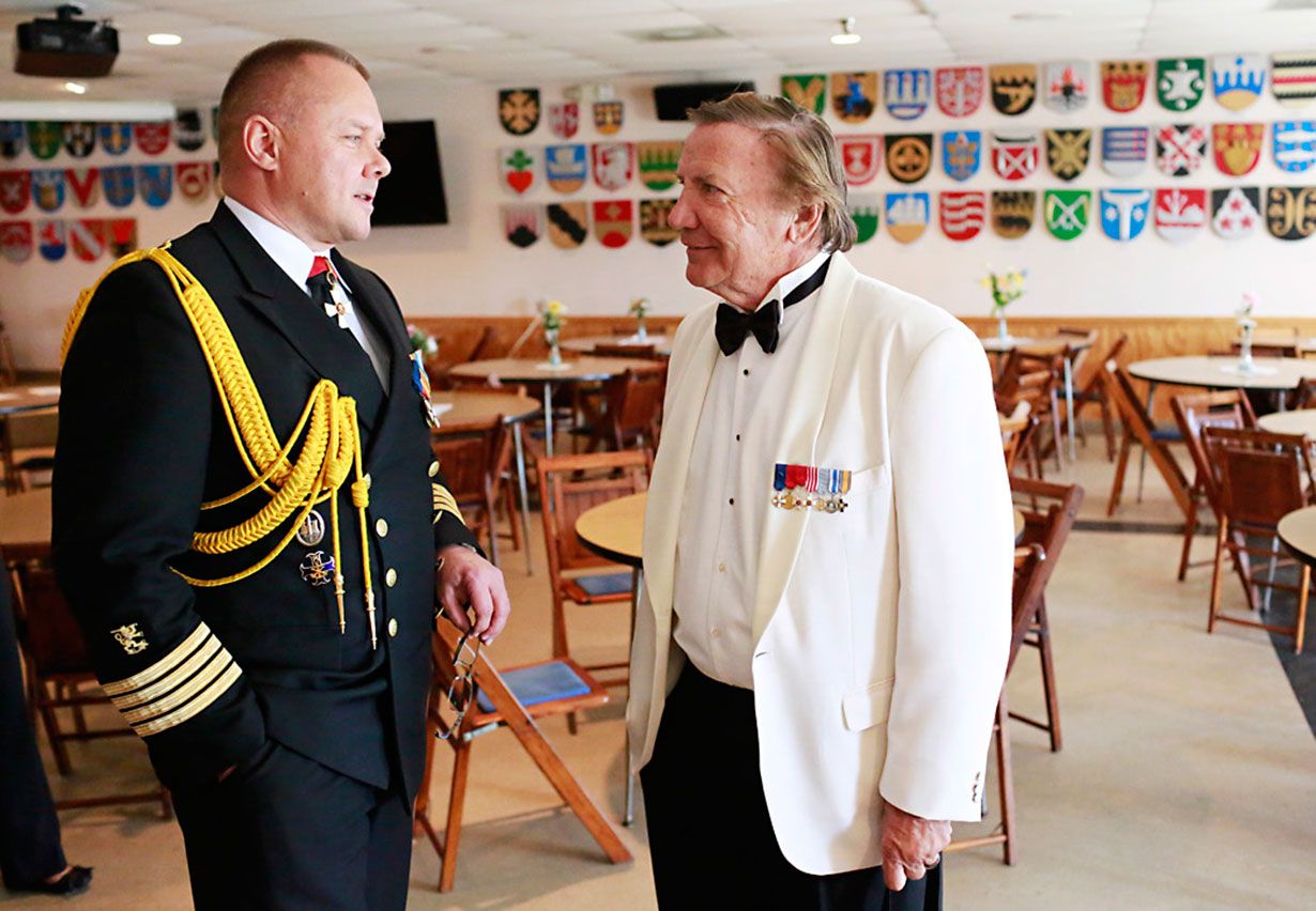 Puku tekee miehen. Einö Grön ja kommodori Timo Stålhammer.