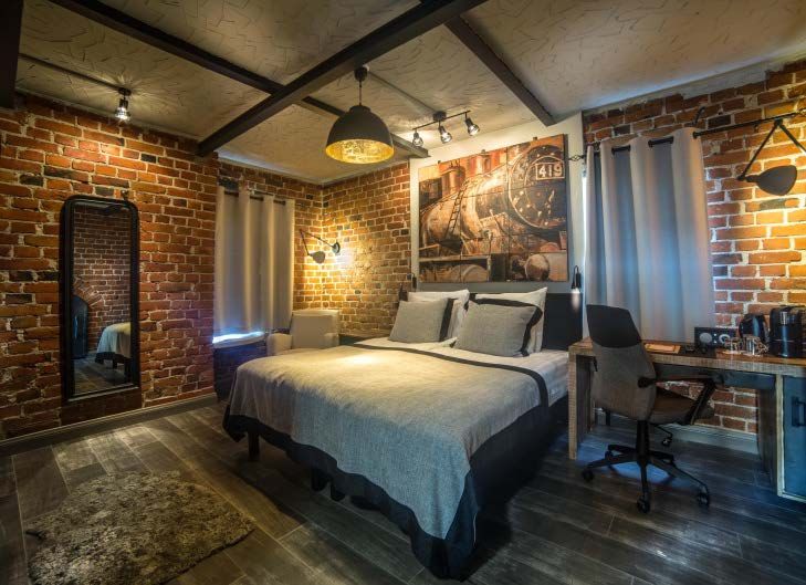 Seinäjokelaisen hotelli-ravintola Alman erikoisimmat huoneet sijaitsevat 1920-luvulla rakennetussa VR:n höyryvetureiden vesitornissa. Huoneissa on saunat, ja ylimmän kerroksen sviitistä löytyy poreamme. Hinta: 2 hh alk. 168 e/vrk. hotelalma.fi